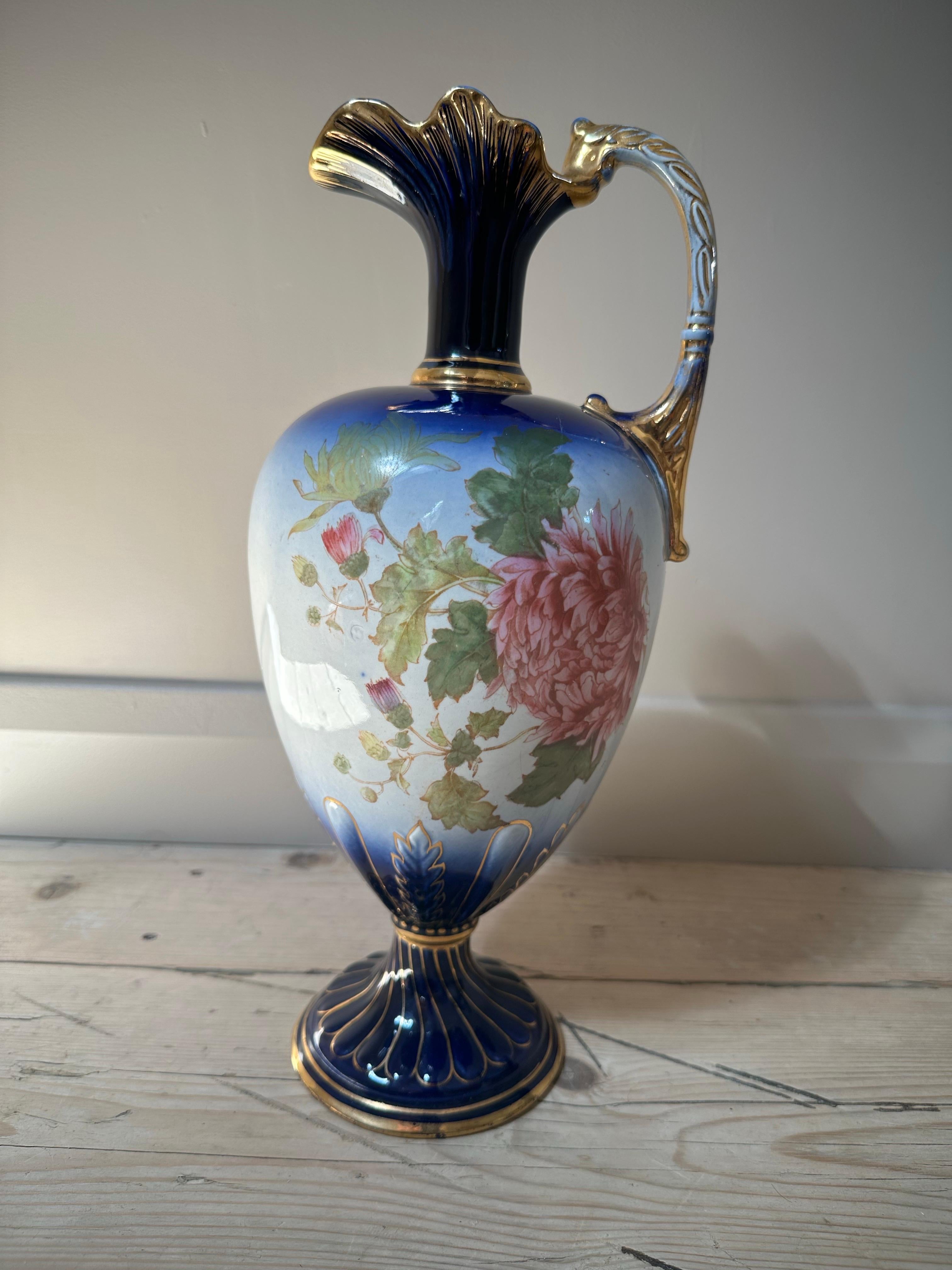 Dekorativer Krug aus blauem und vergoldetem Porzellan, rosa geblümt, um 1900 im Angebot 1