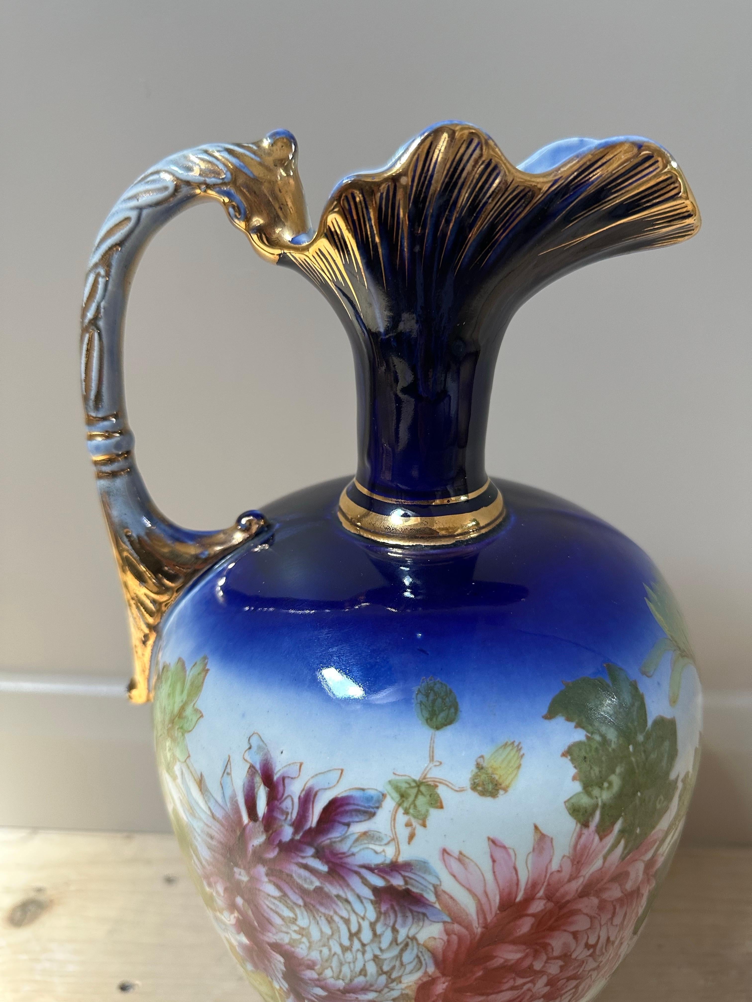 Dekorativer Krug aus blauem und vergoldetem Porzellan, rosa geblümt, um 1900 im Angebot 2