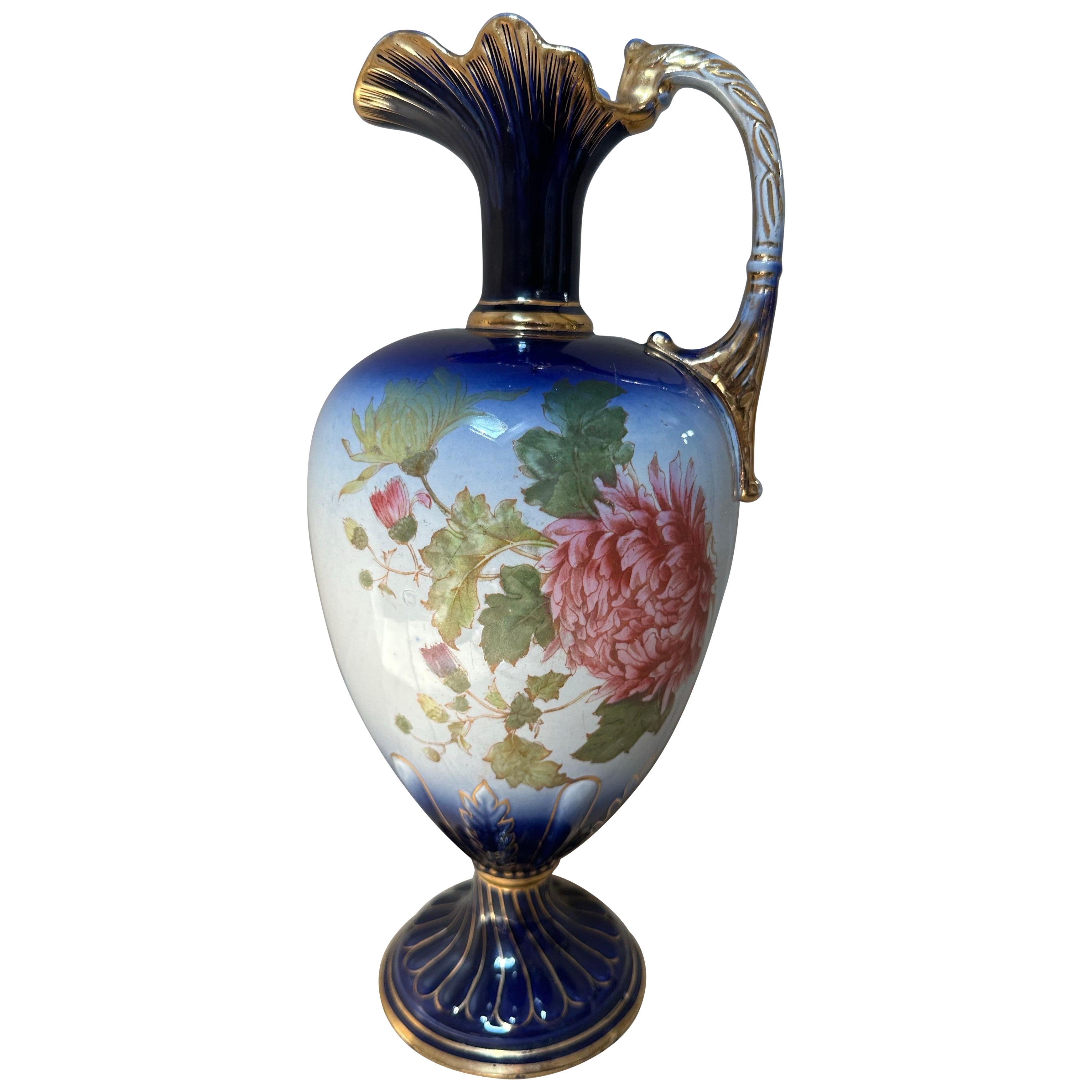 Dekorativer Krug aus blauem und vergoldetem Porzellan, rosa geblümt, um 1900 im Angebot