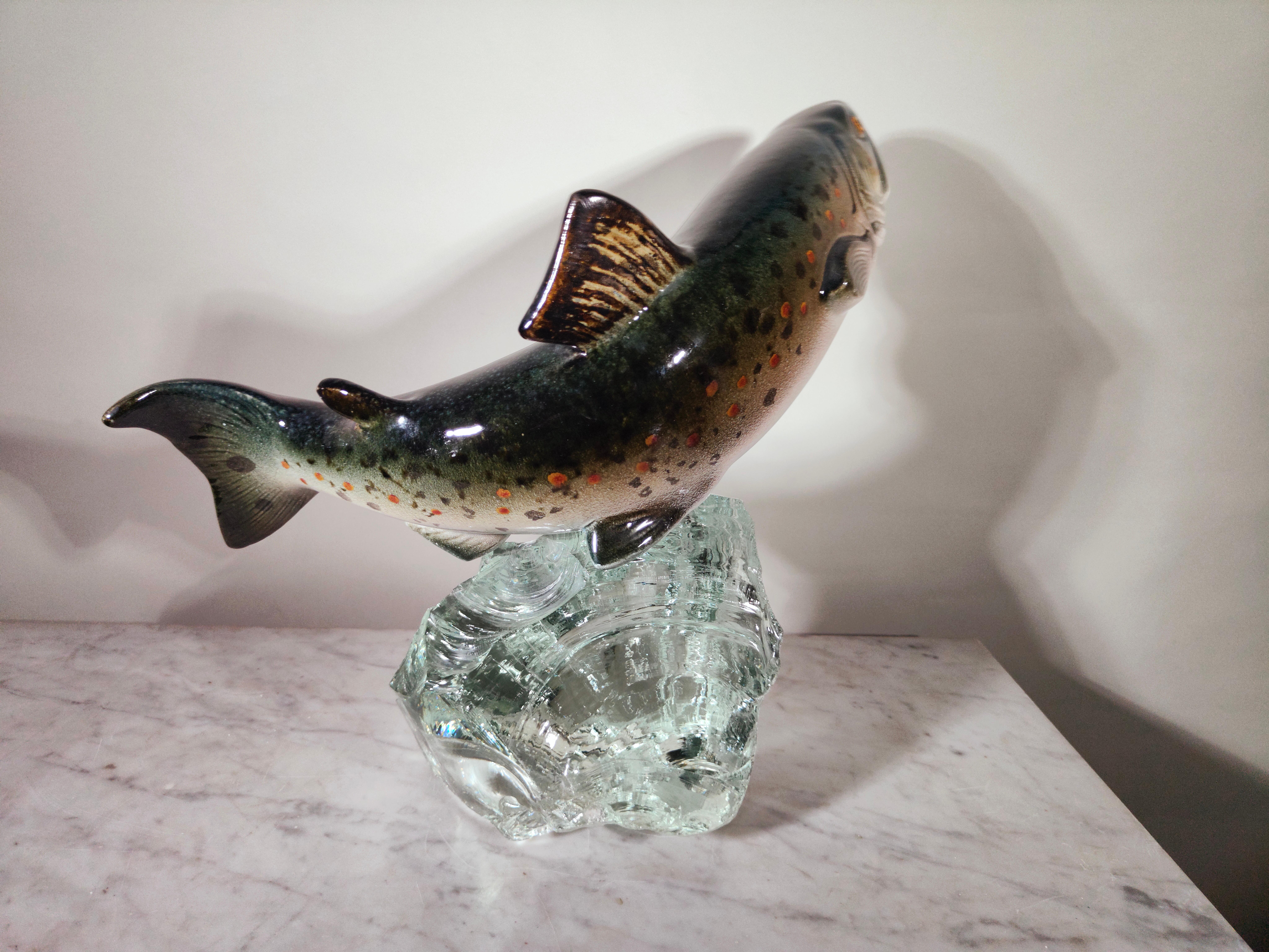 Poisson décoratif en porcelaine sur verre 1950s en vente 5