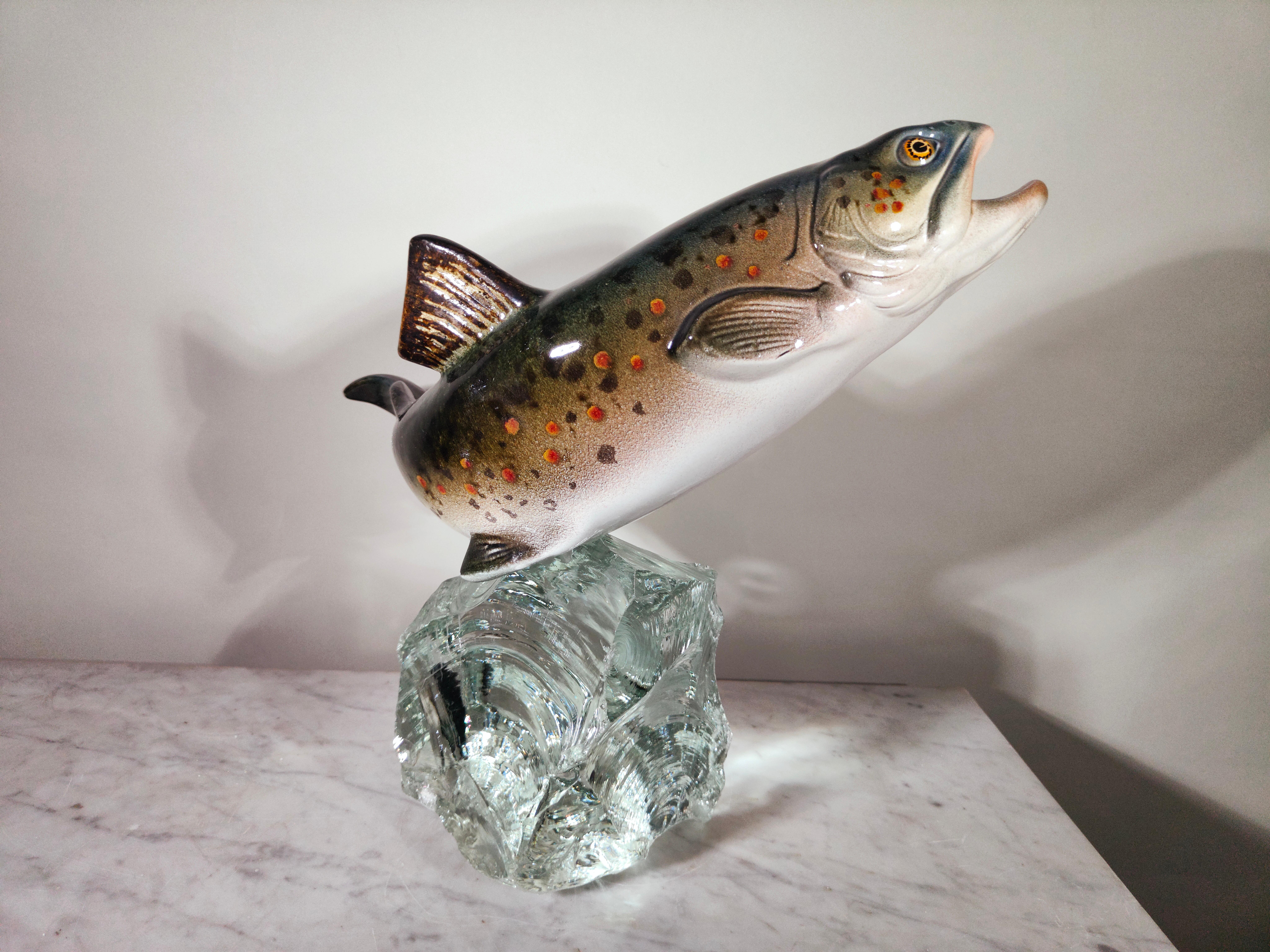 Poisson décoratif en porcelaine sur verre 1950s en vente 6