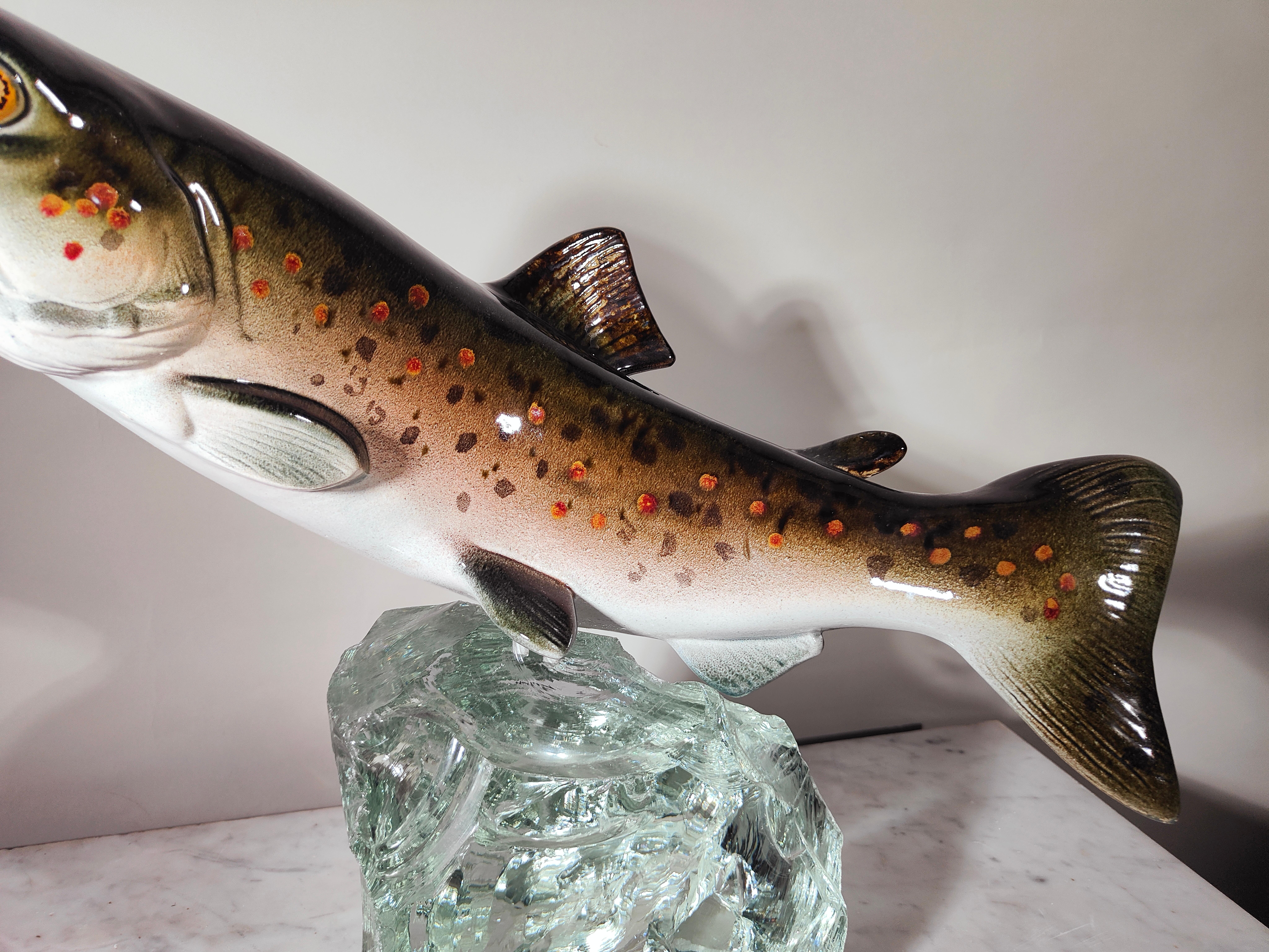 Poisson décoratif en porcelaine sur verre 1950s Excellent état - En vente à Madrid, ES