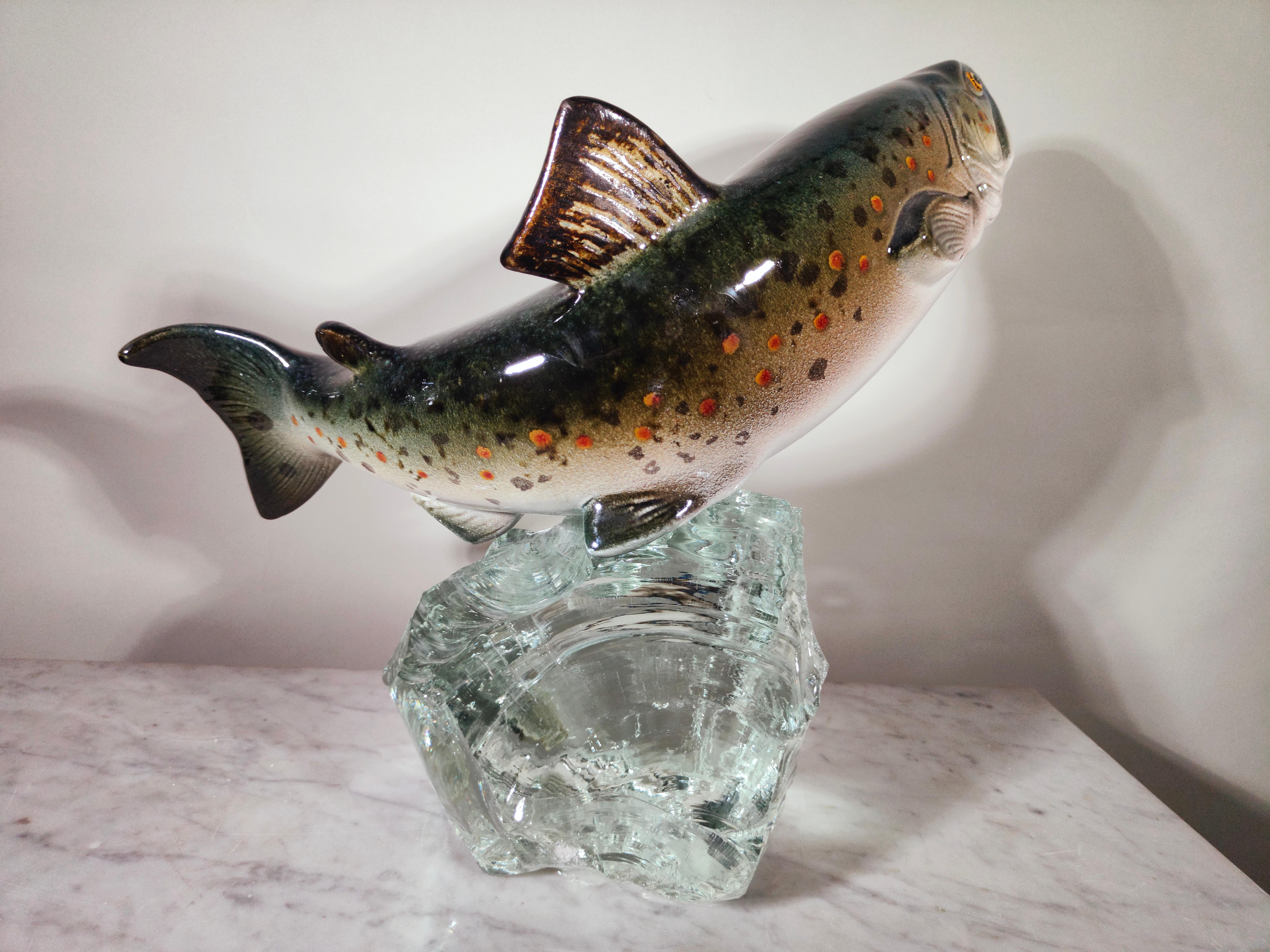 Milieu du XXe siècle Poisson décoratif en porcelaine sur verre 1950s en vente