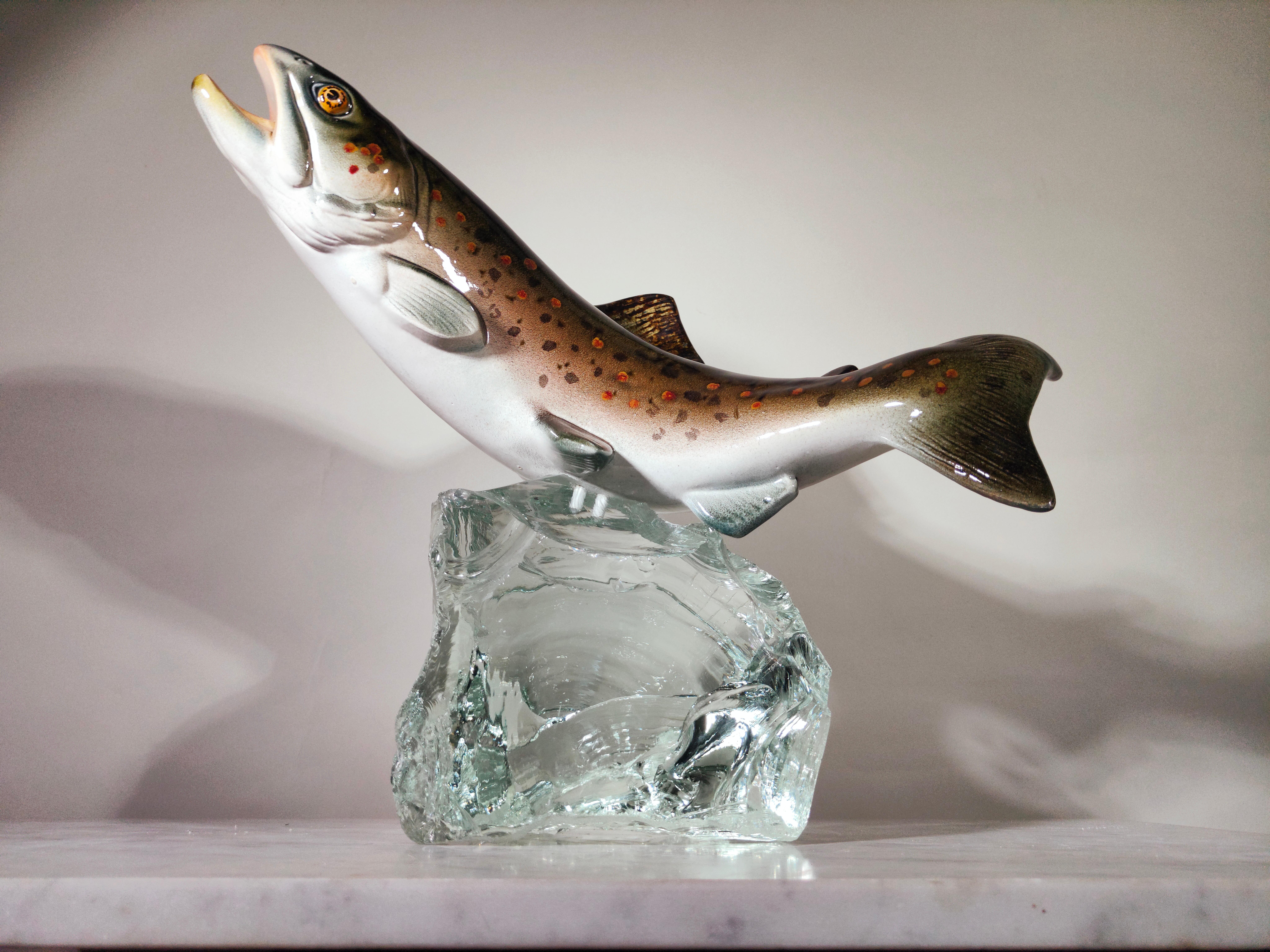 Poisson décoratif en porcelaine sur verre 1950s en vente 1