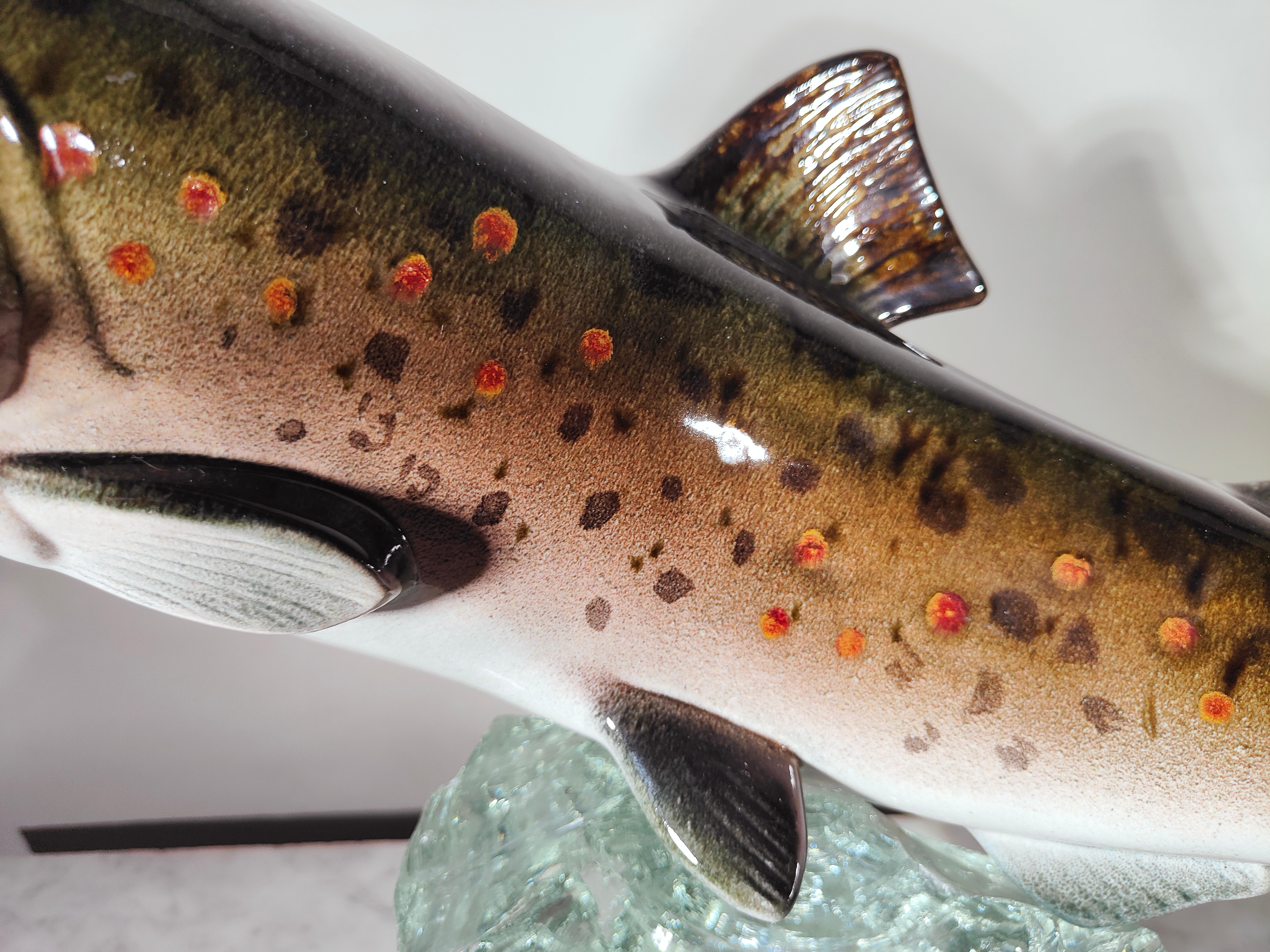 Poisson décoratif en porcelaine sur verre 1950s en vente 2