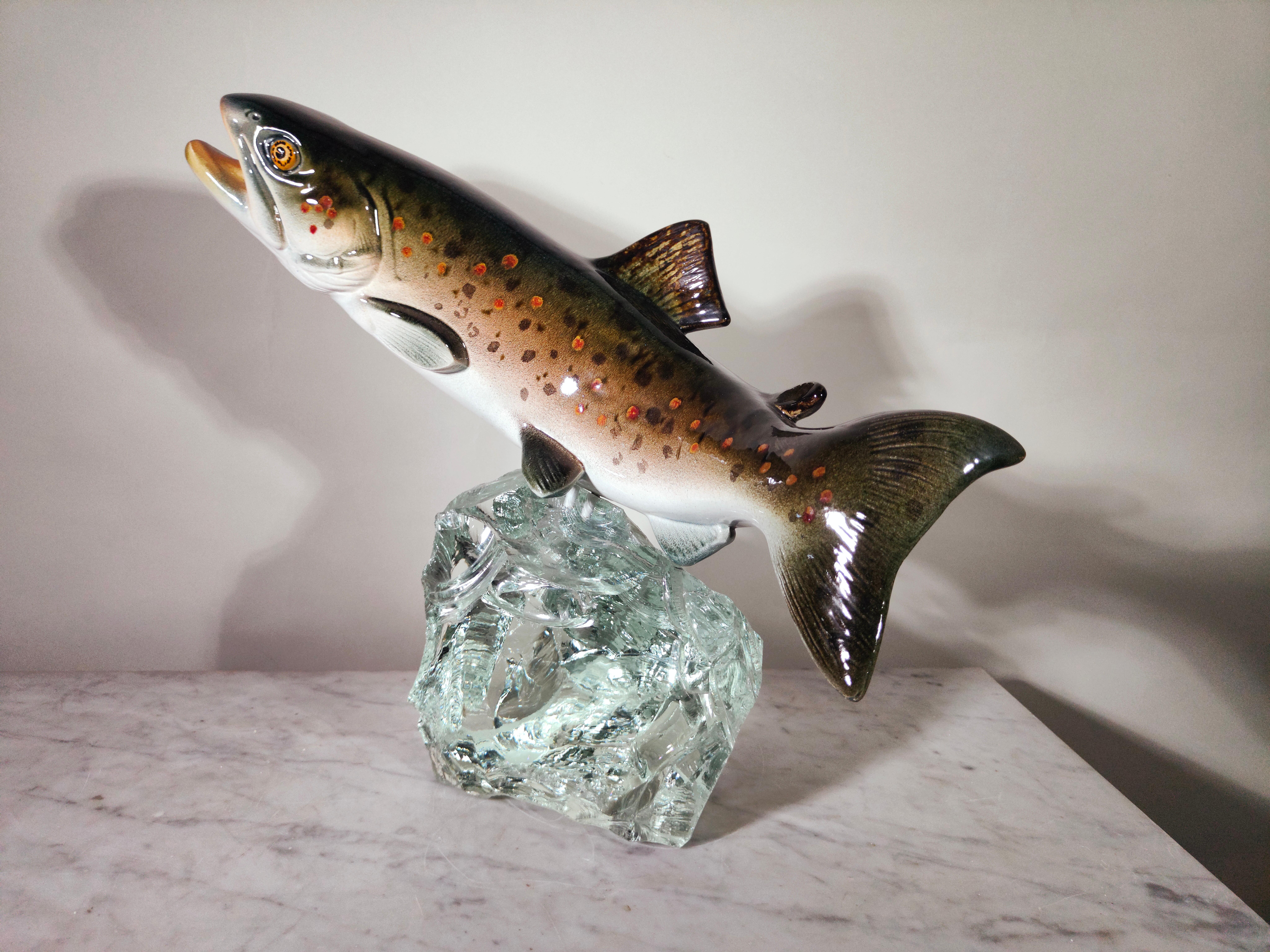 Poisson décoratif en porcelaine sur verre 1950s en vente 3