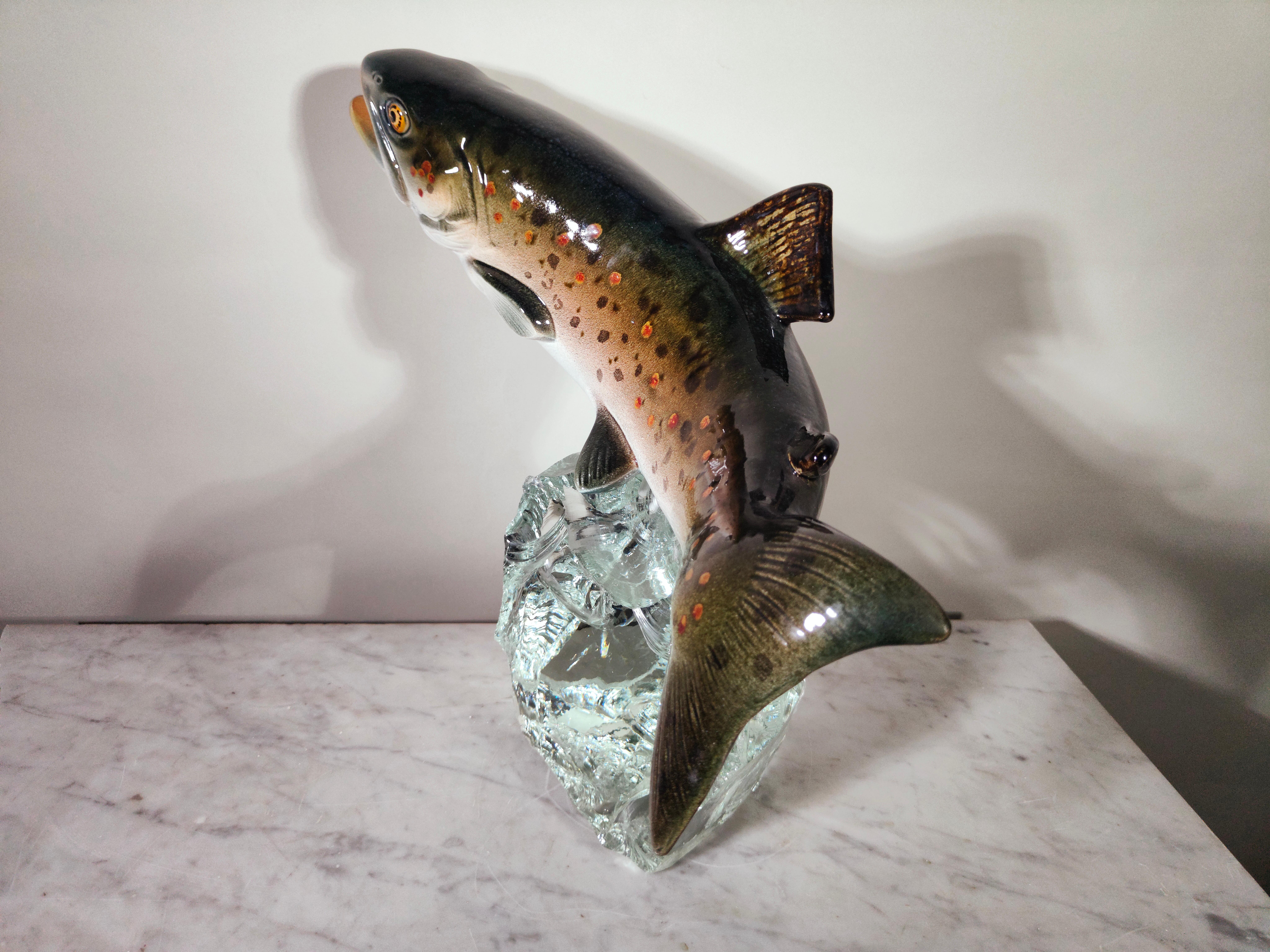 Poisson décoratif en porcelaine sur verre 1950s en vente 4