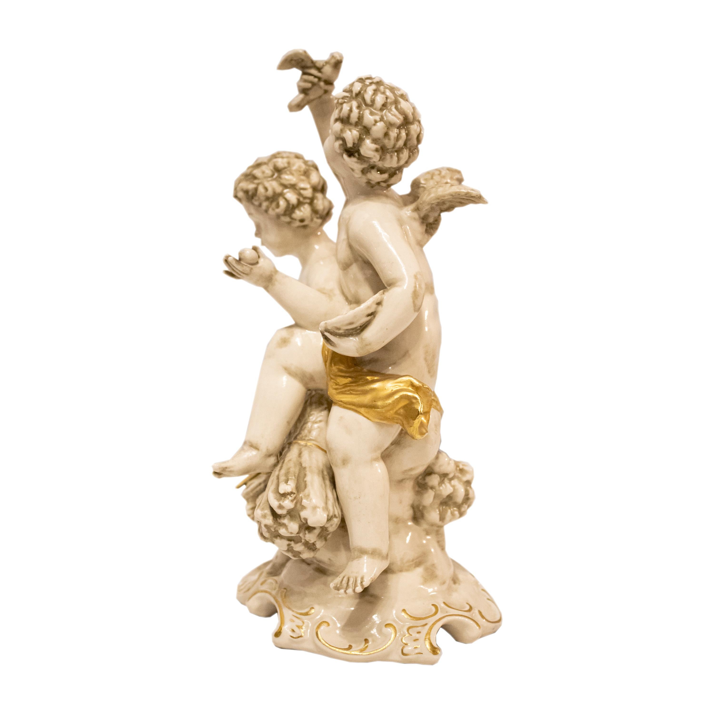 Ensemble sculptural en porcelaine émaillée avec des détails en or fin. Espagne, XXe siècle, vers 1920.