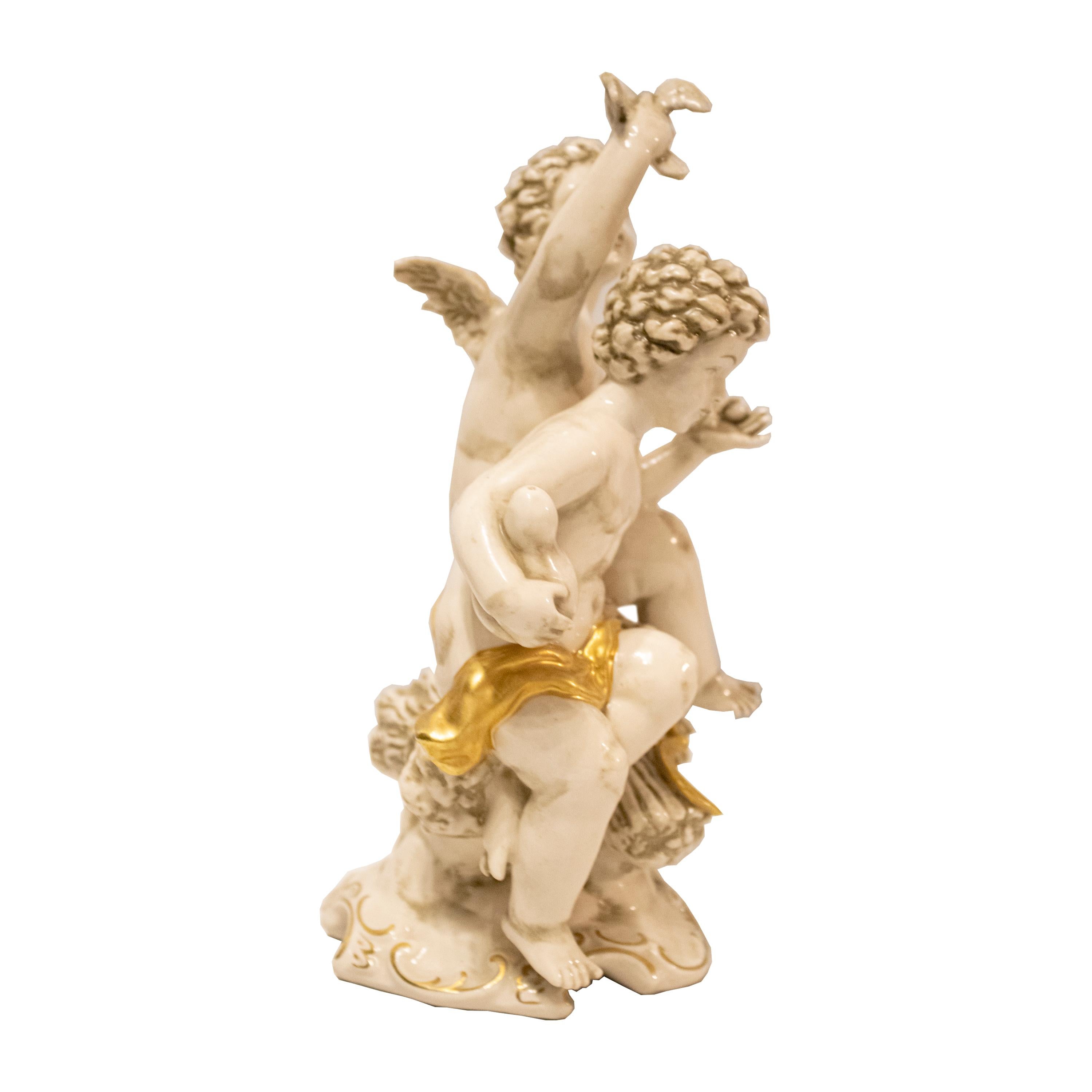 Romantique Sculpture décorative en porcelaine à motifs d'enfants, Allemagne, 20ème siècle en vente