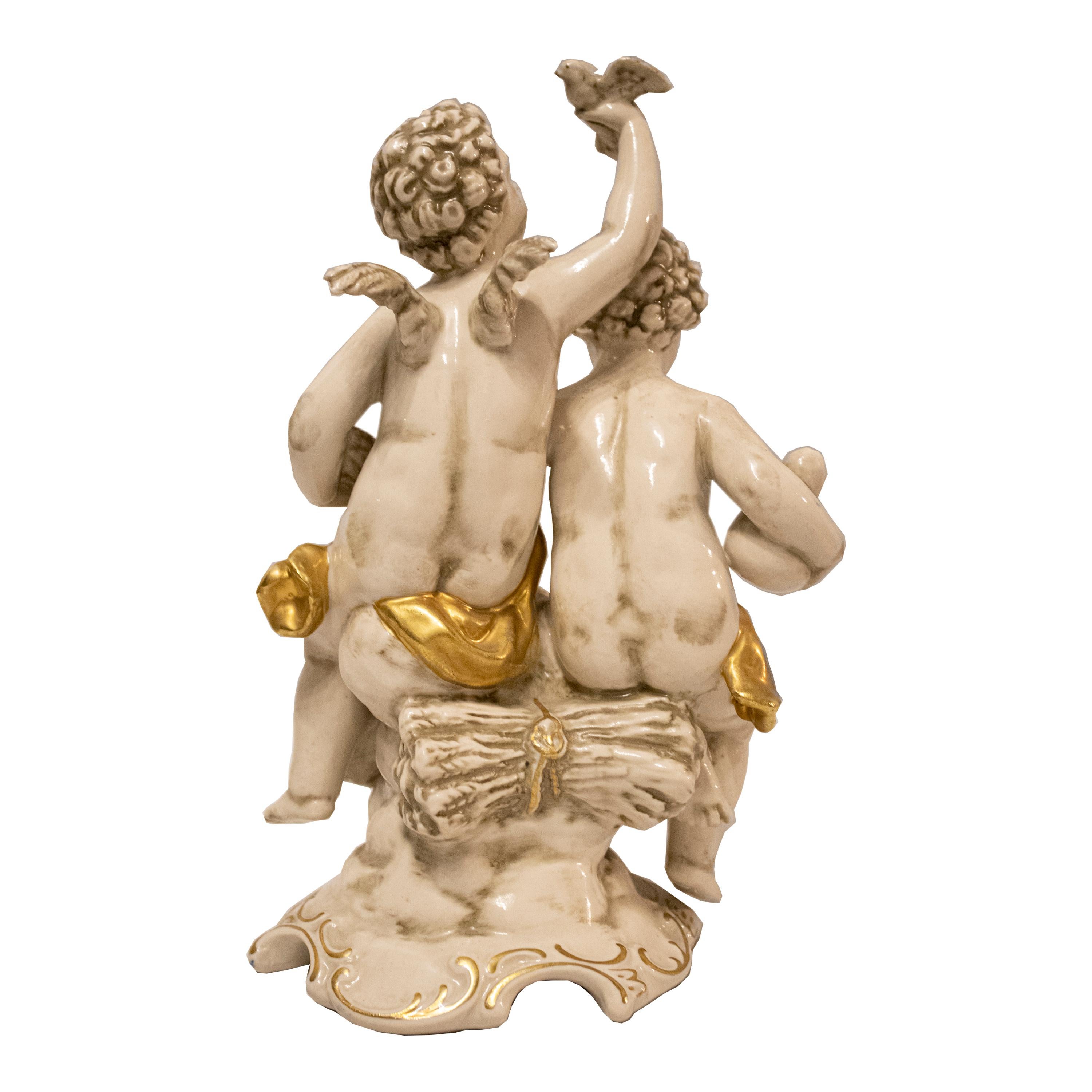 Espagnol Sculpture décorative en porcelaine à motifs d'enfants, Allemagne, 20ème siècle en vente