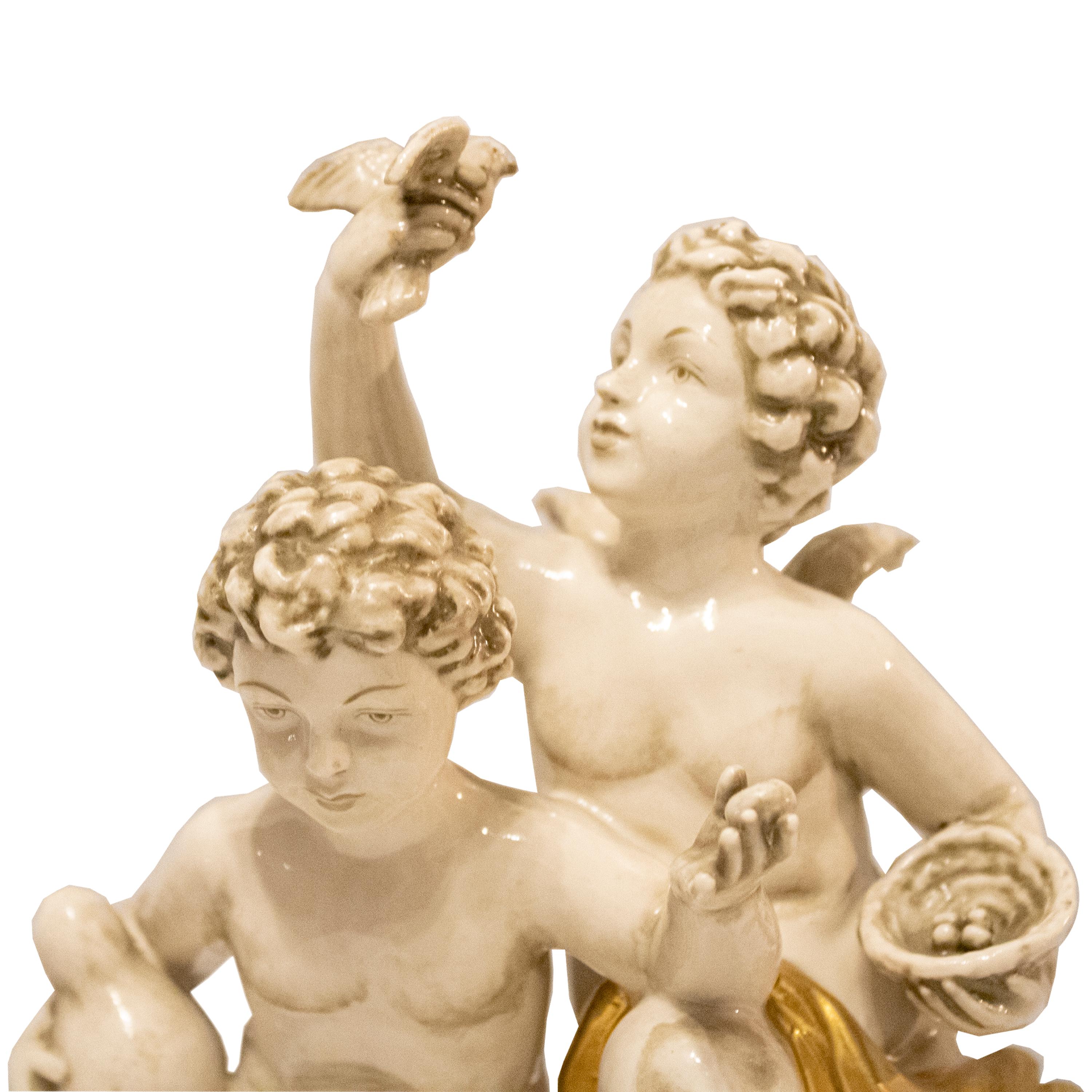 Laqué Sculpture décorative en porcelaine à motifs d'enfants, Allemagne, 20ème siècle en vente