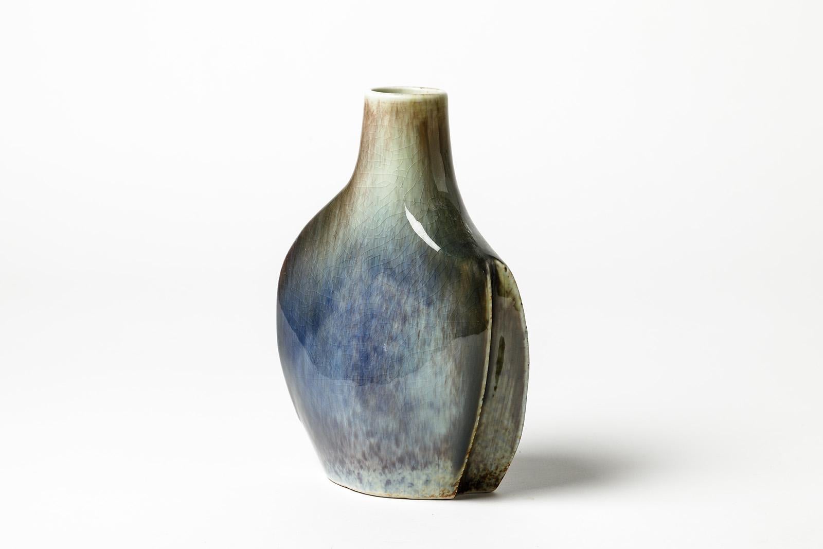 Tim Orr (Born in 1940, England)

Decorative porcelain vase signed by the artist.

Organic form.

Elegant blue ceramic glaze effect.

Excellent condition.

Dimensions: 22 x 16 x 10cm.
