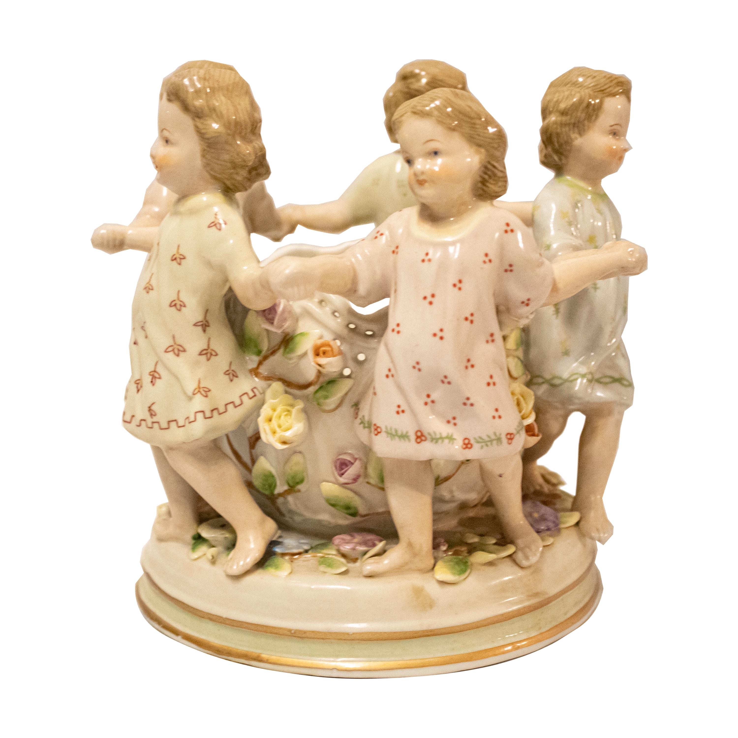 Ensemble sculptural d'enfants 5 enfants jouant en porcelaine émaillée de Meissen. Allemagne, premier tiers du XXe siècle.