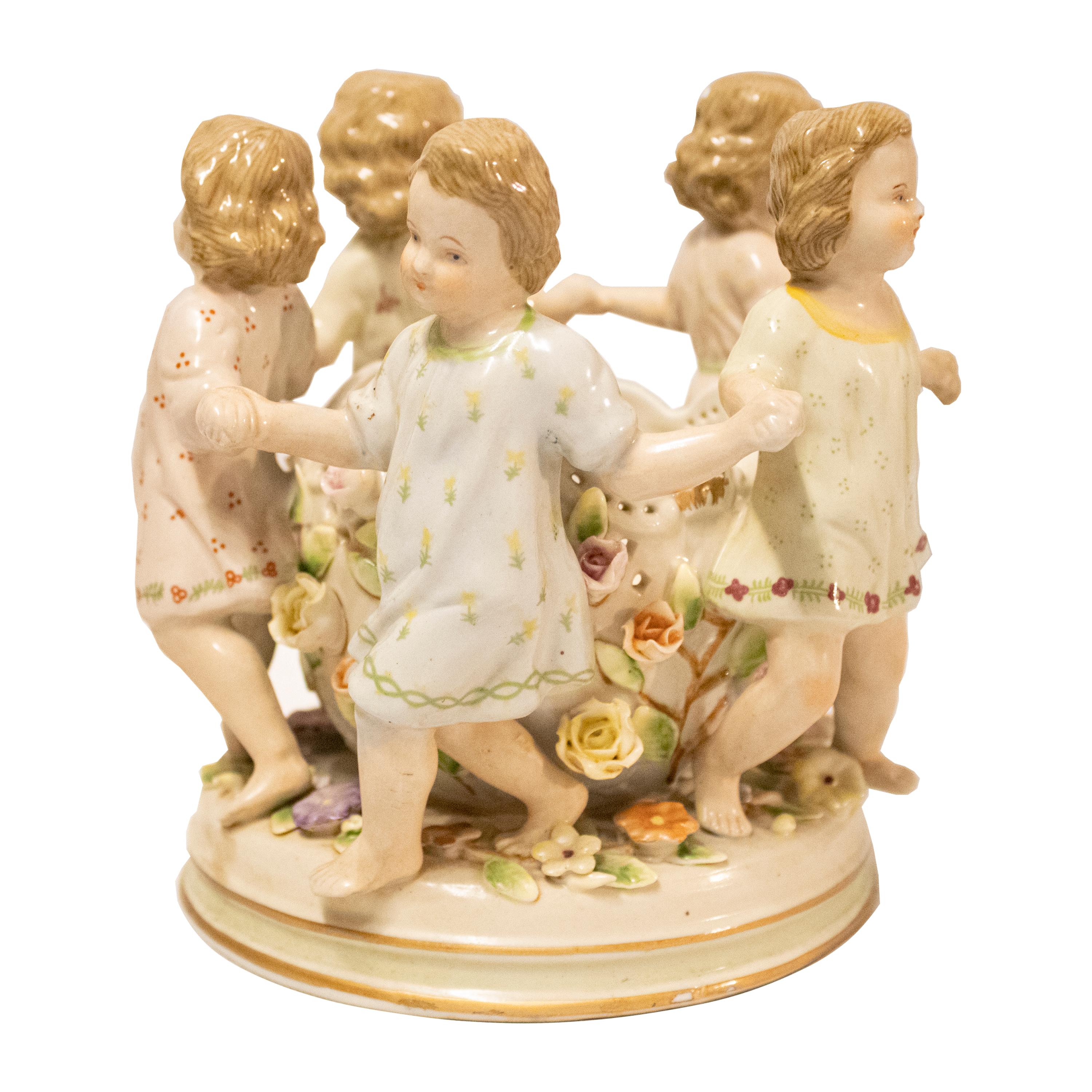 Romantique Vase décoratif avec motifs d'enfants, Allemagne, 20ème siècle en vente