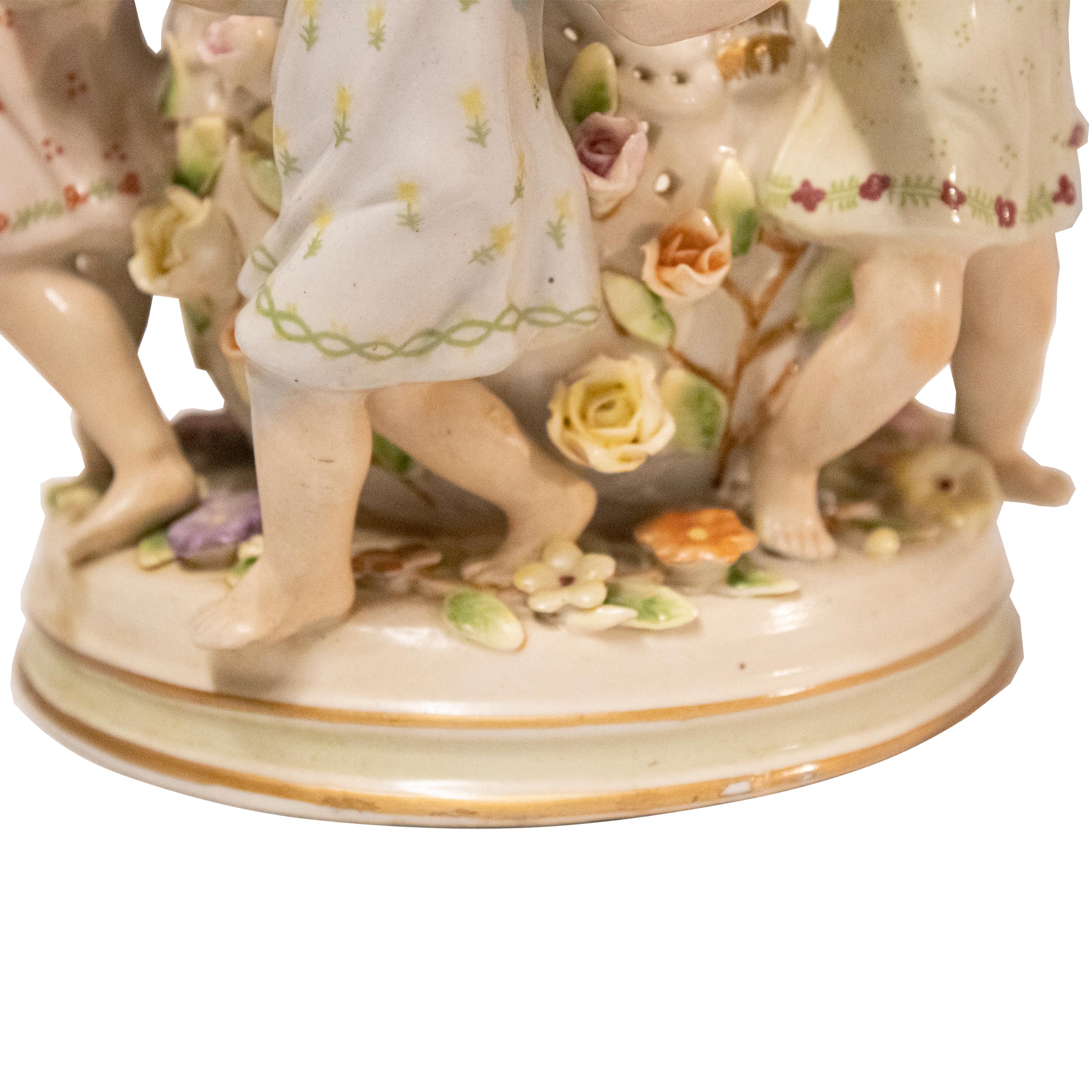 Allemand Vase décoratif avec motifs d'enfants, Allemagne, 20ème siècle en vente