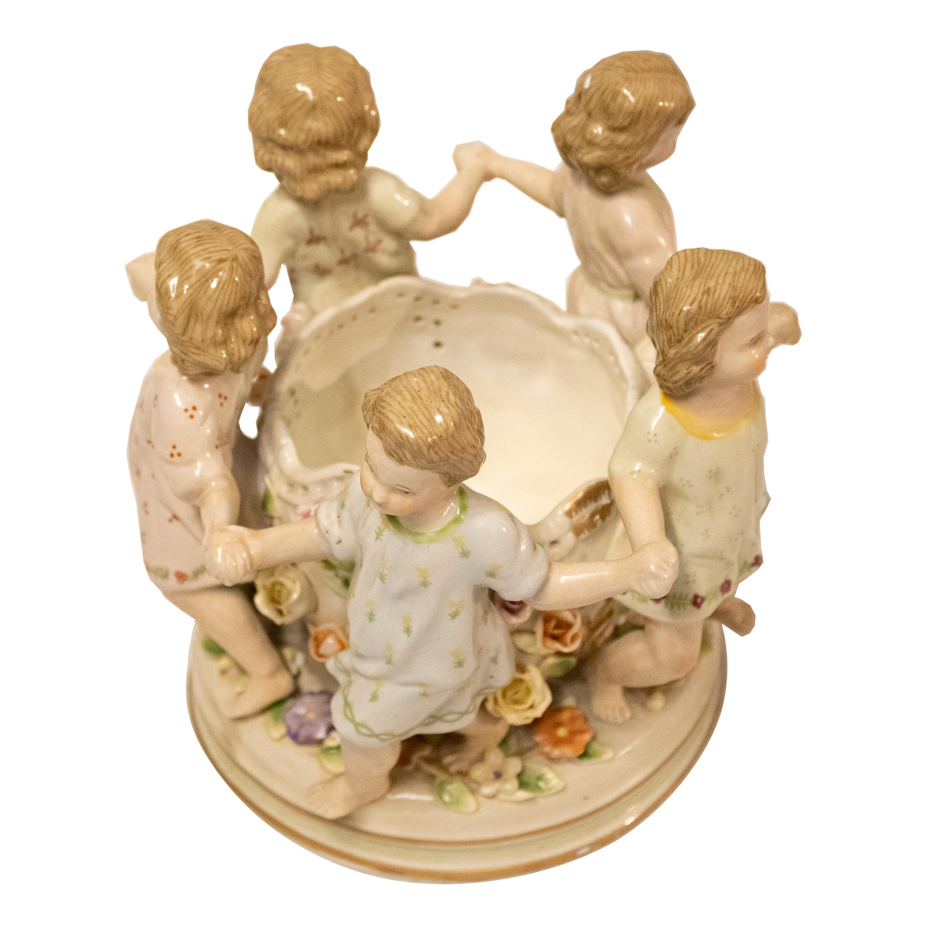Émaillé Vase décoratif avec motifs d'enfants, Allemagne, 20ème siècle en vente