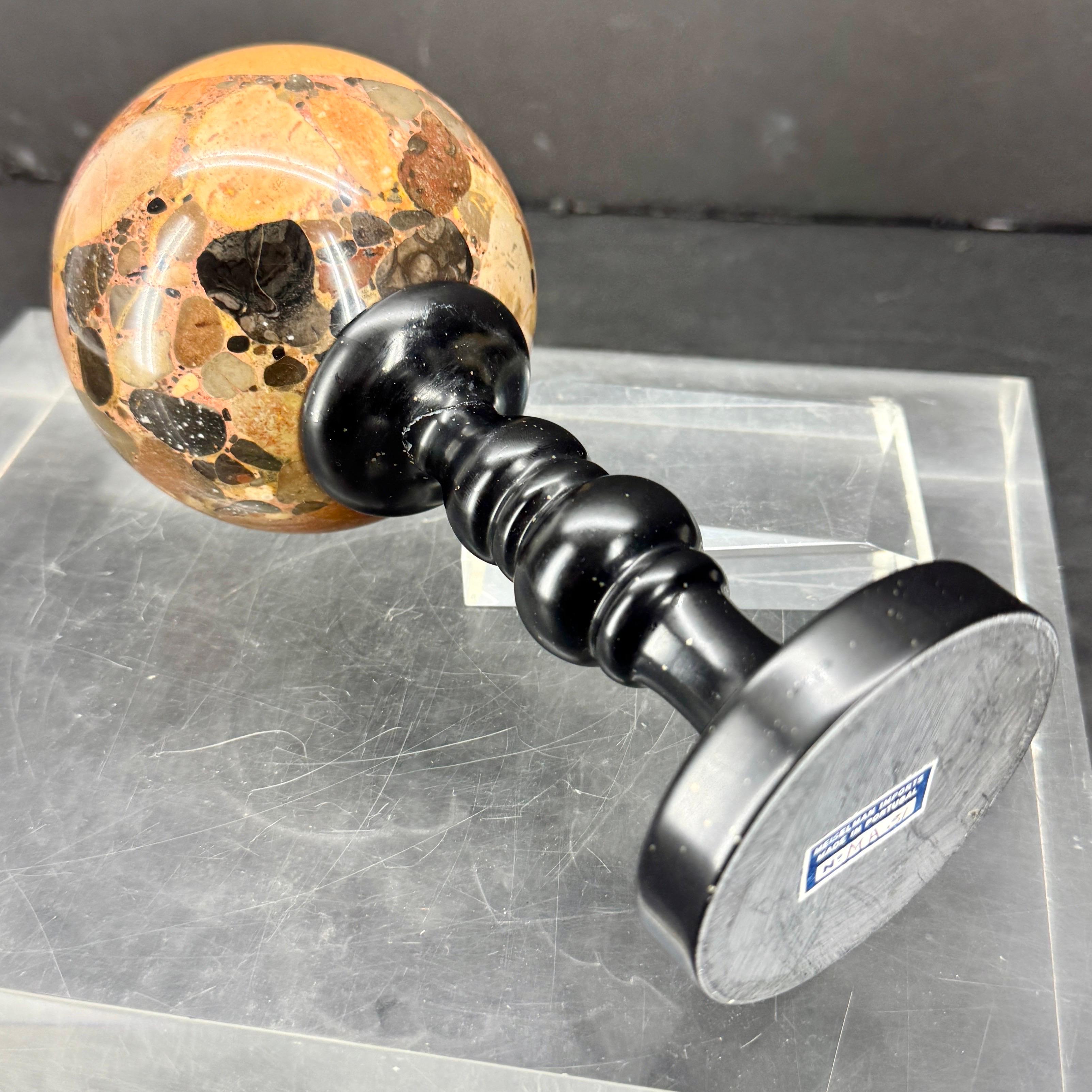 Dekorative portugiesische Marmorskulptur Kugel auf schwarzem Marmorstand im Angebot 3