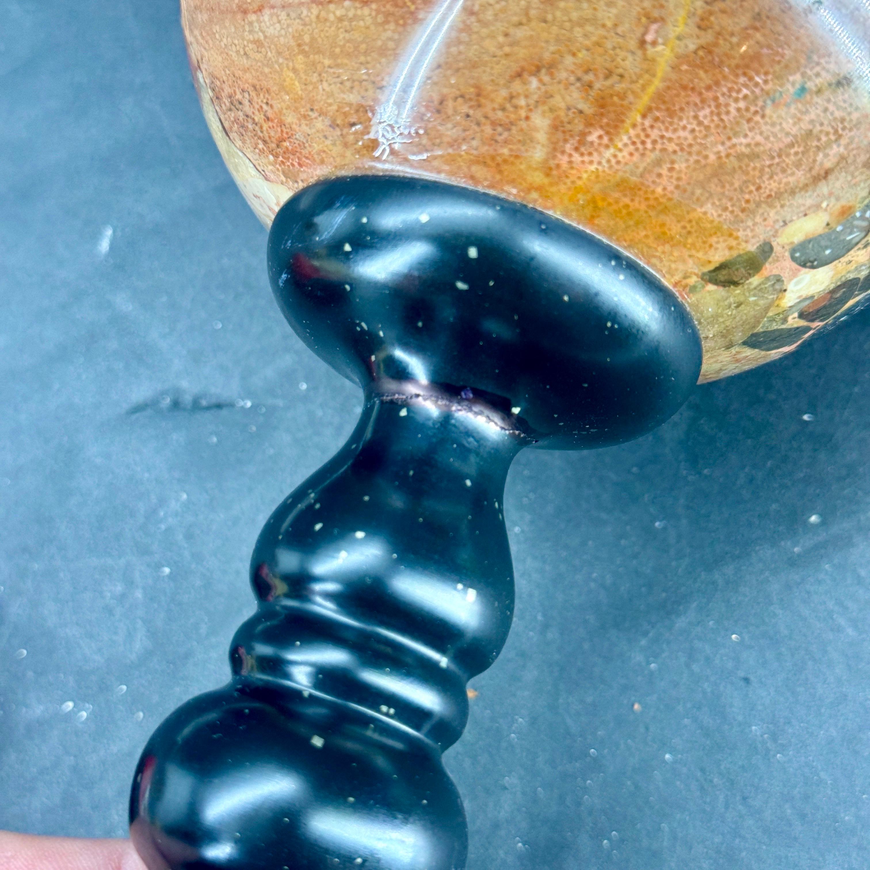 Dekorative portugiesische Marmorskulptur Kugel auf schwarzem Marmorstand im Angebot 5