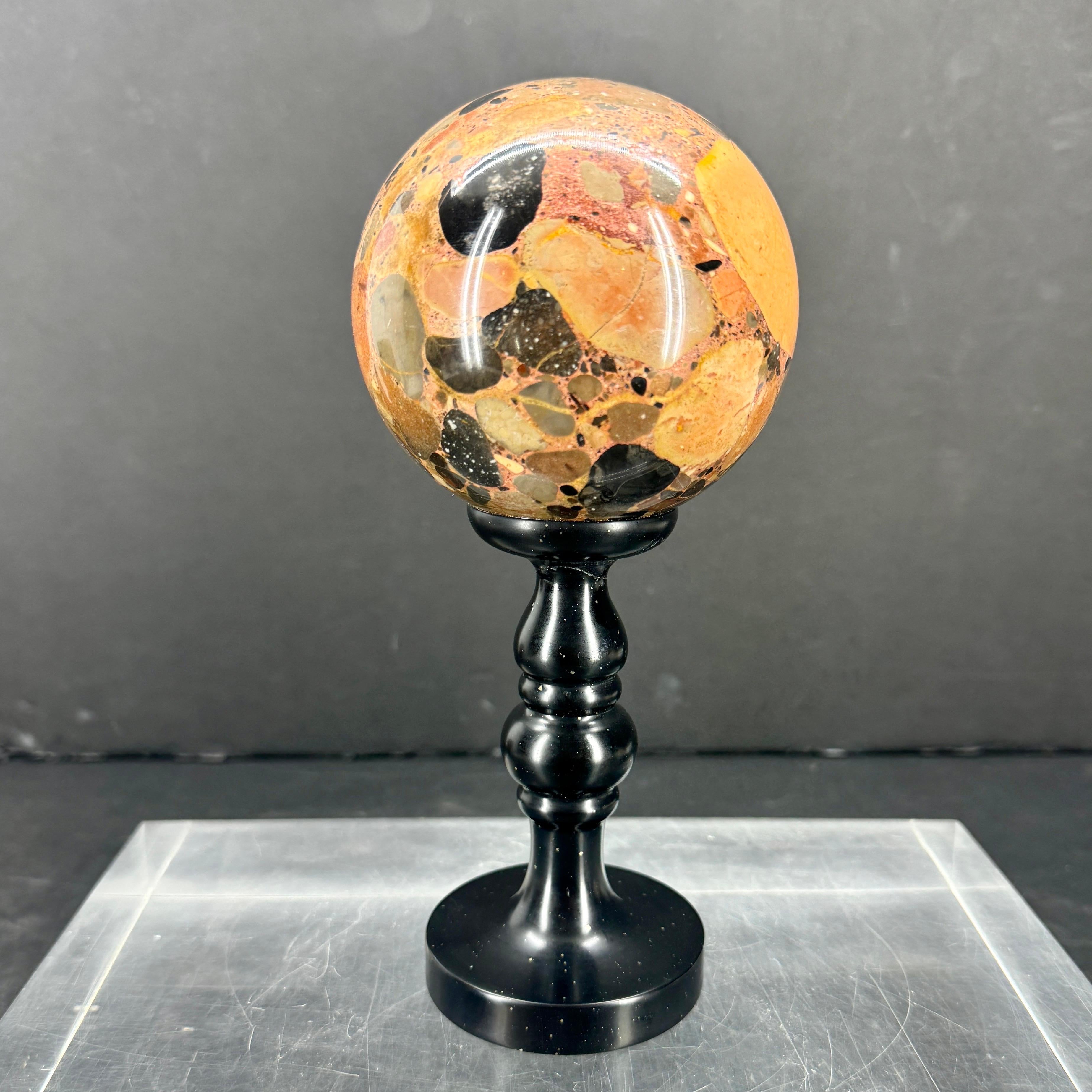Dekorative portugiesische Marmorskulptur Kugel auf schwarzem Marmorstand (Organische Moderne) im Angebot