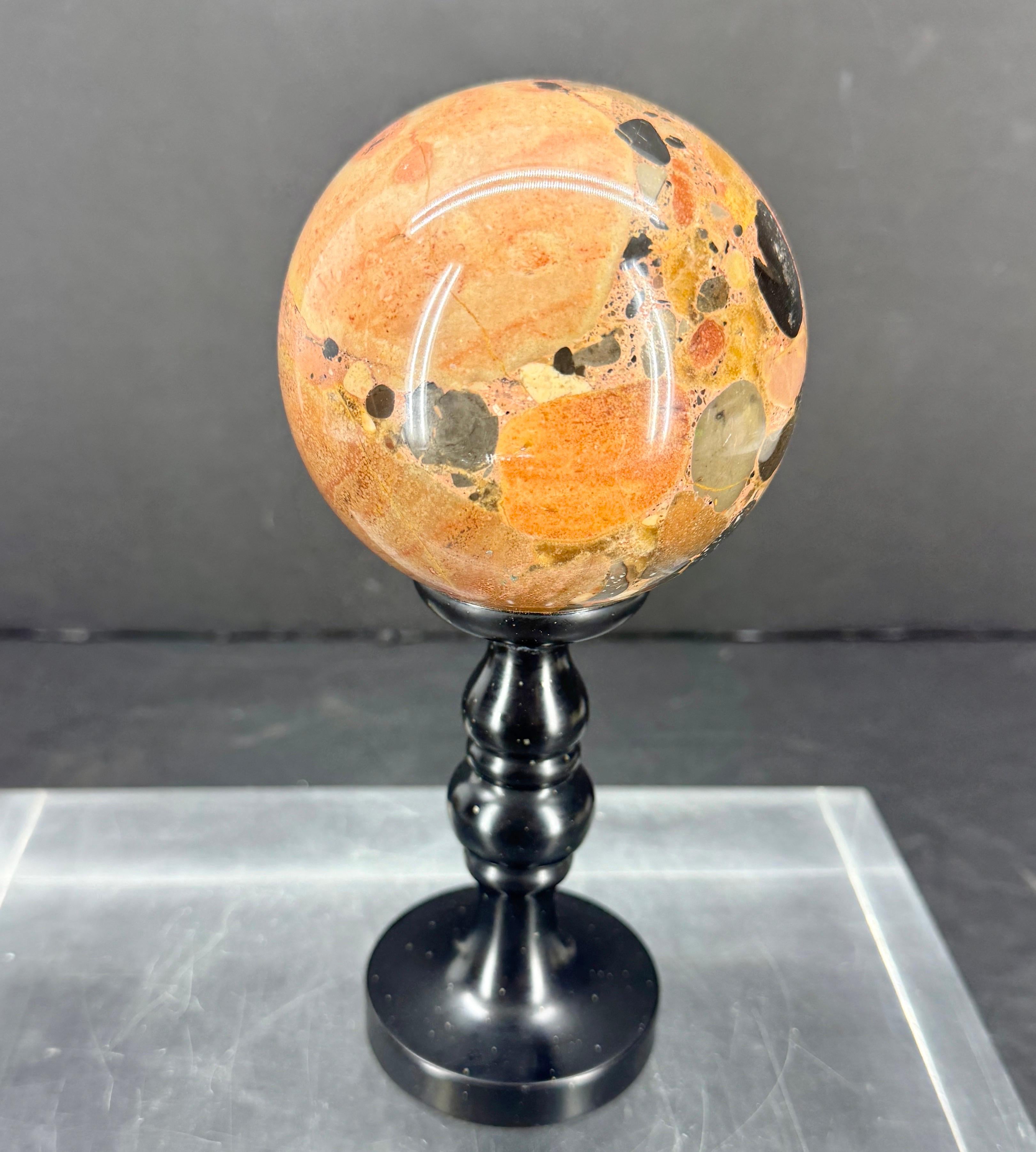 Dekorative portugiesische Marmorskulptur Kugel auf schwarzem Marmorstand (Portugiesisch) im Angebot