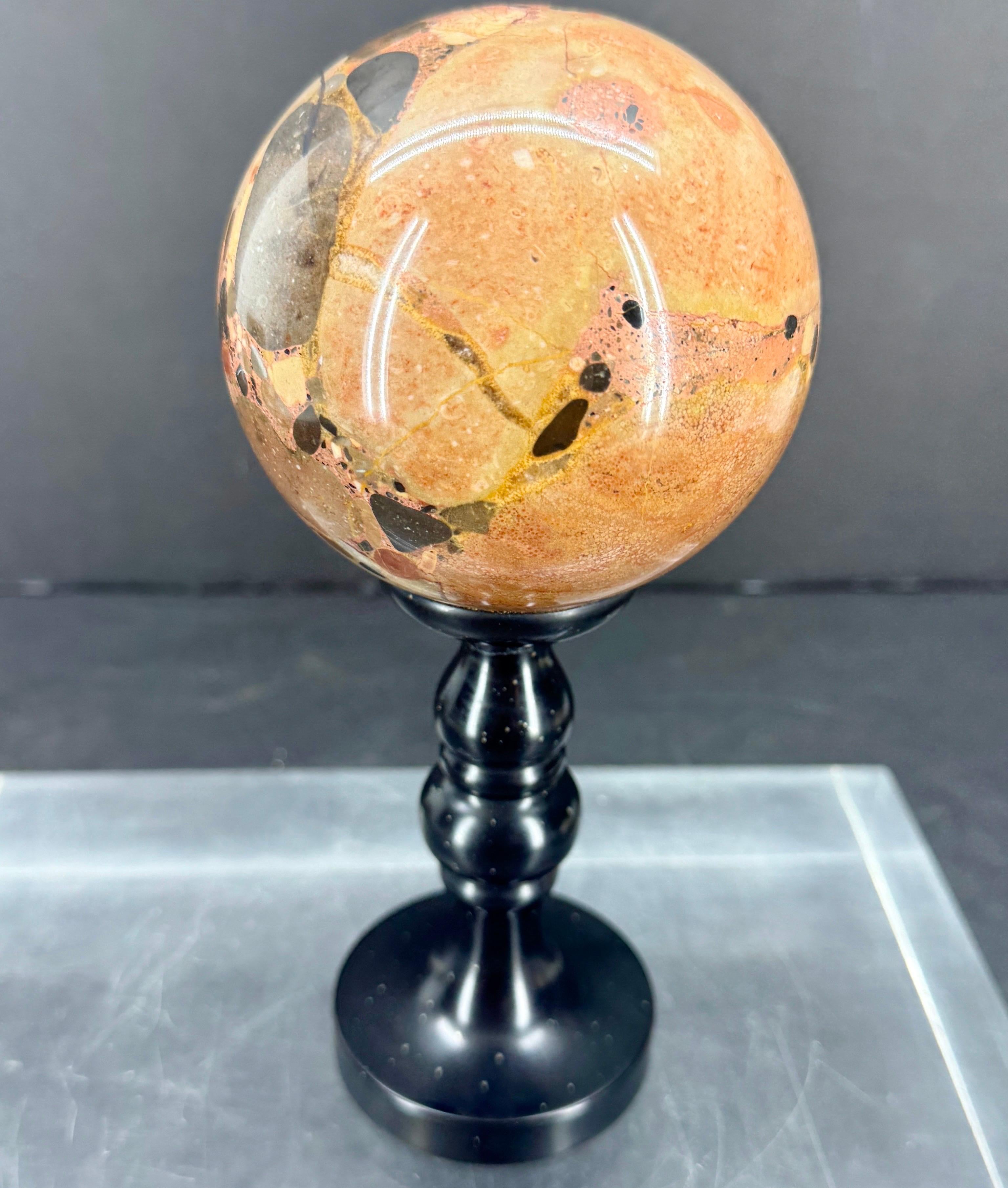 Dekorative portugiesische Marmorskulptur Kugel auf schwarzem Marmorstand (Handgefertigt) im Angebot