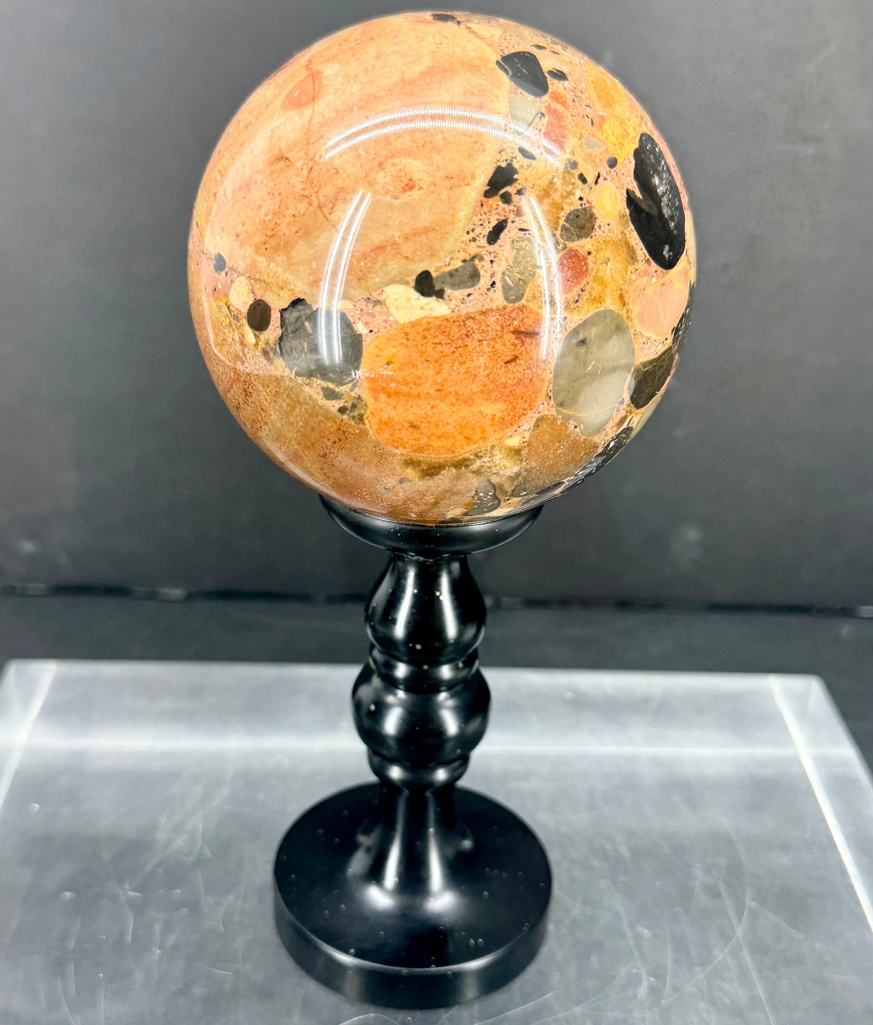 Dekorative portugiesische Marmorskulptur Kugel auf schwarzem Marmorstand im Zustand „Relativ gut“ im Angebot in Haddonfield, NJ