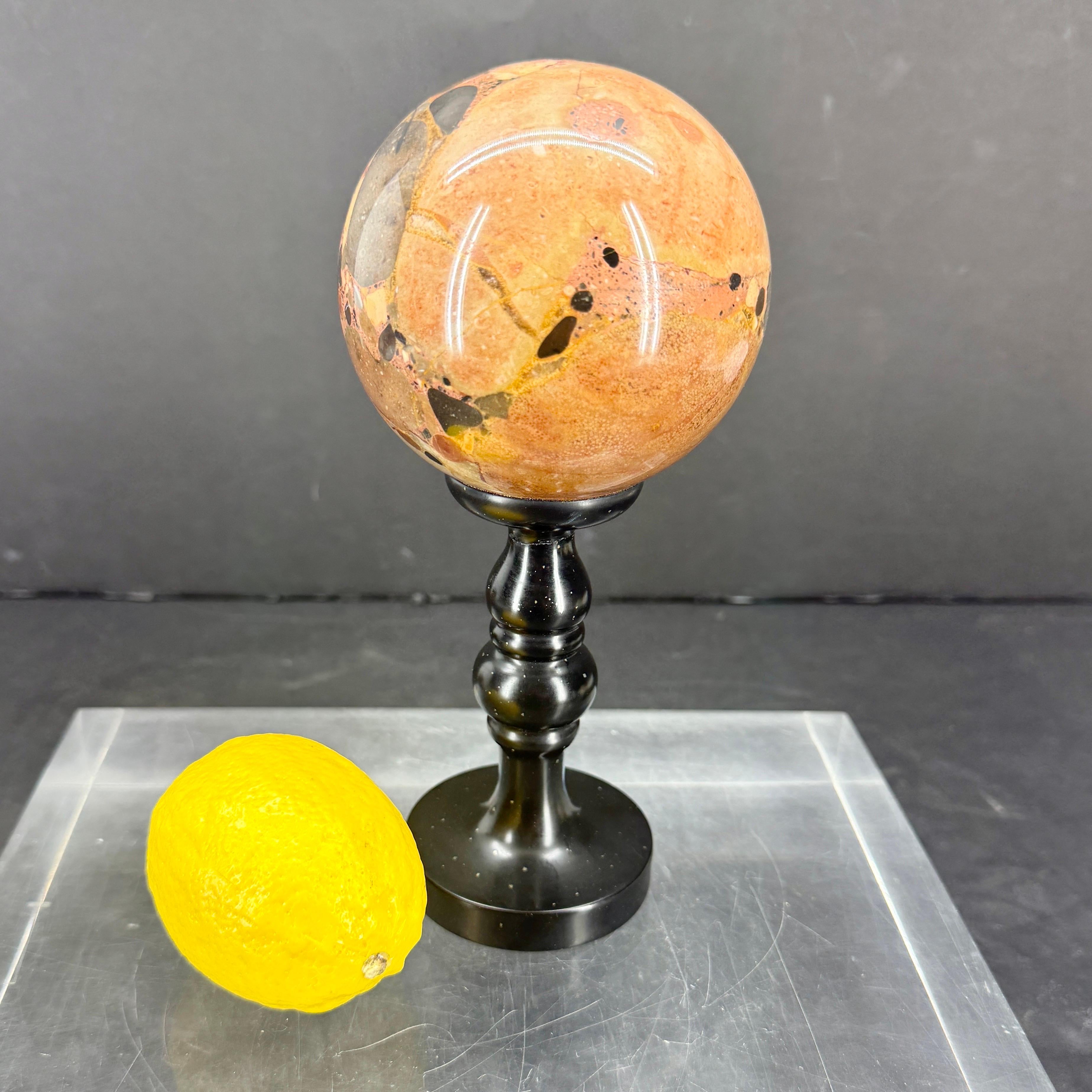 Dekorative portugiesische Marmorskulptur Kugel auf schwarzem Marmorstand im Angebot 1