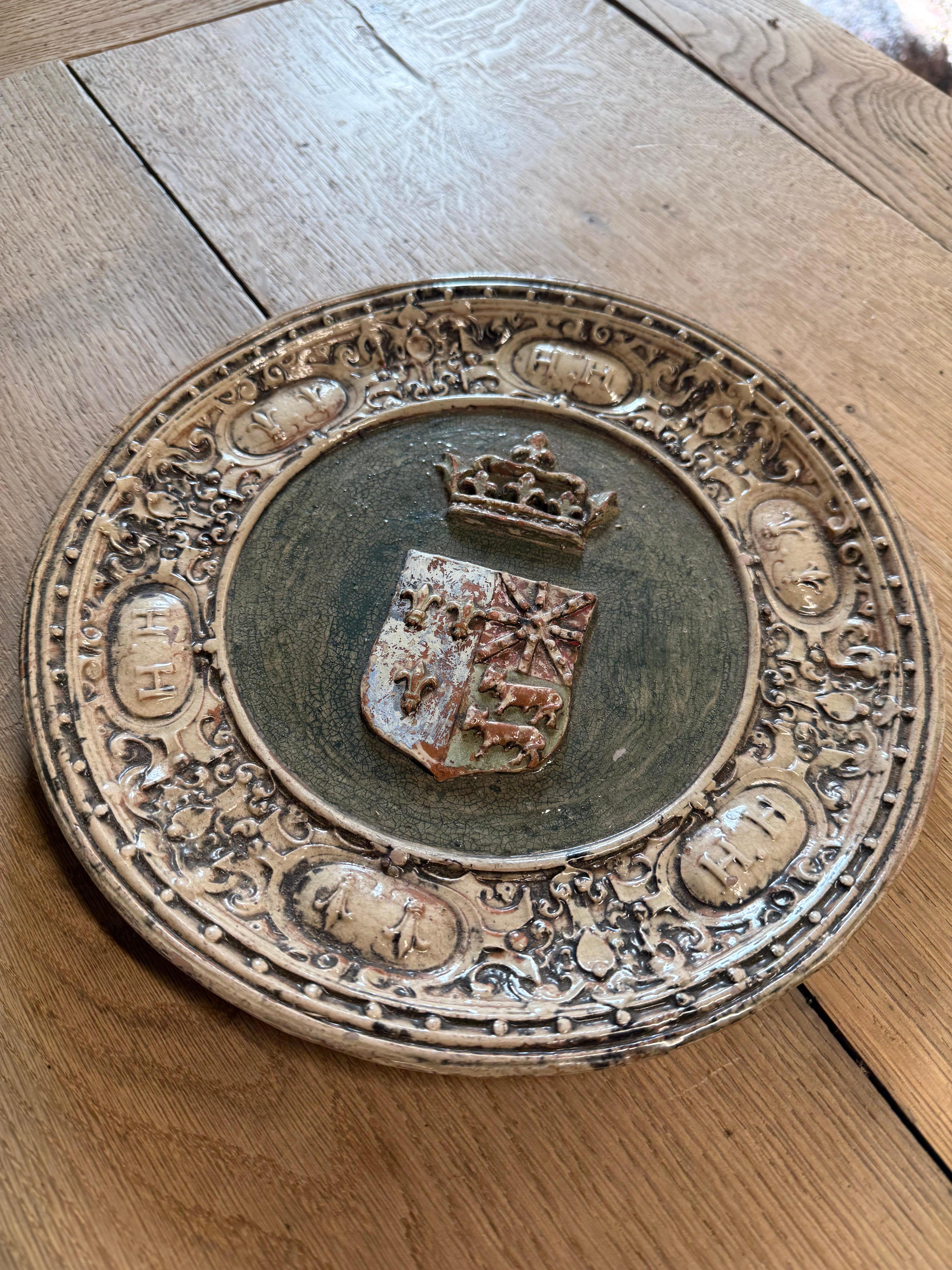 A nice decorative pottery plate with nice detail including a coat of arms. Hand painted and glazed. 

Please contact us for a worldwide shipping quote 