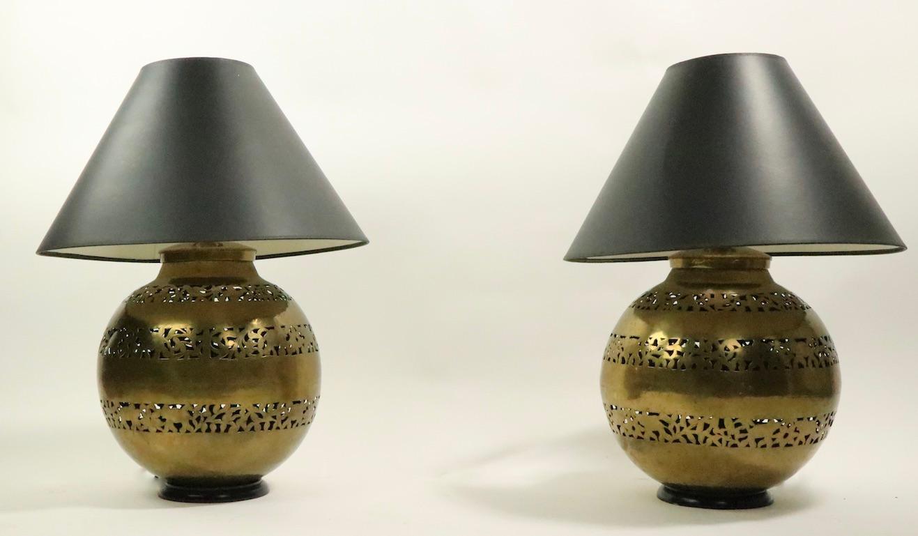 Decorative Pair of Pierced Brass Ball Form Table Lamps 3