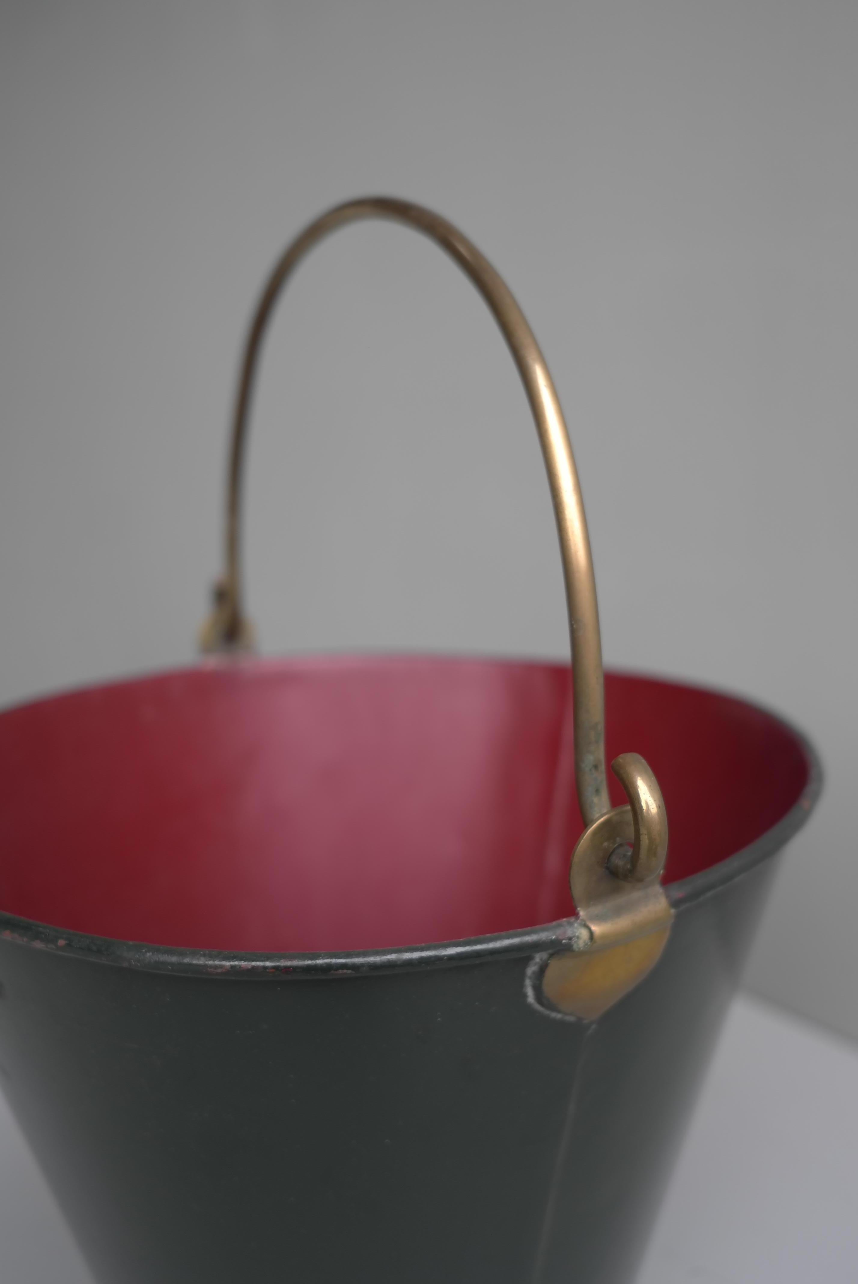 Decorative Red and Green Metal Firewood Bucket with Fine Brass Details In Good Condition In Den Haag, NL