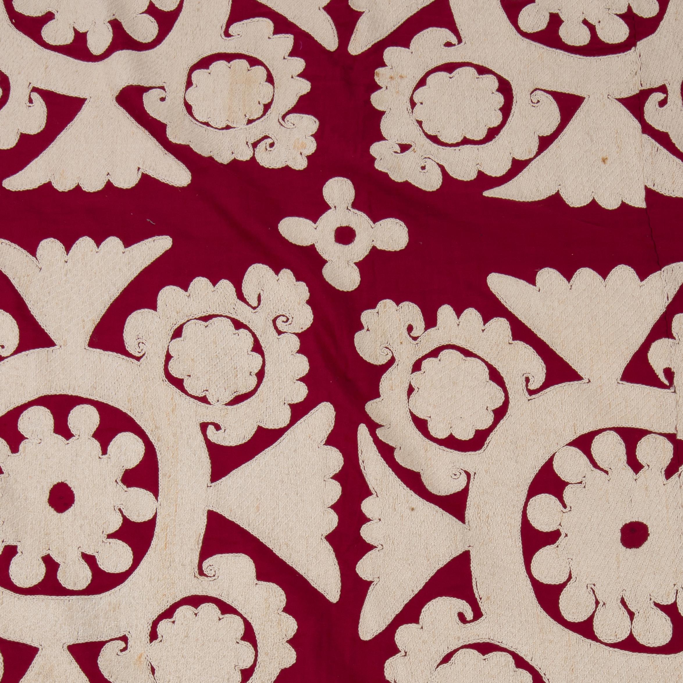 Decorative Red and White Cotton Suzani, Uzbekistan, 1960s For Sale 2