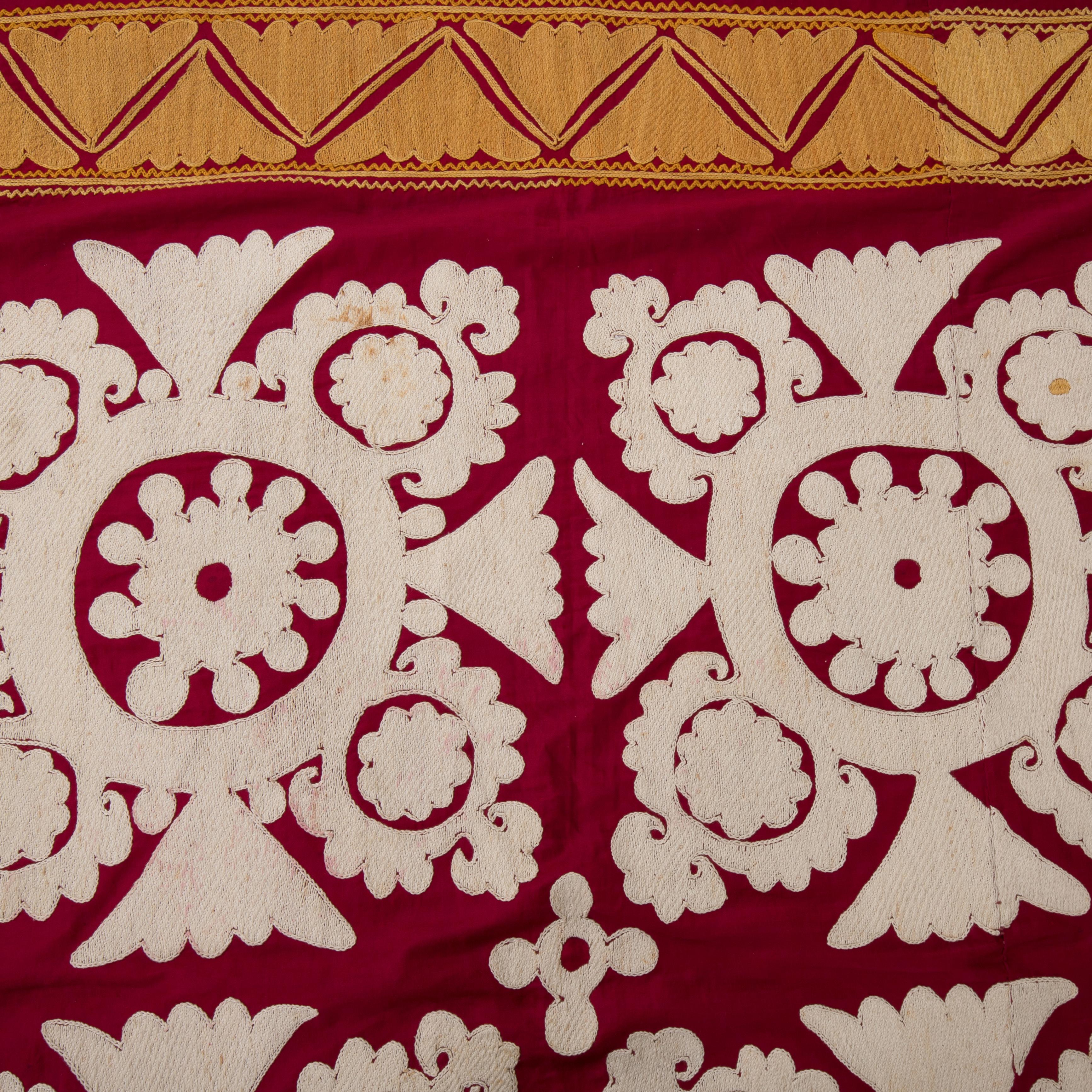 Decorative Red and White Cotton Suzani, Uzbekistan, 1960s For Sale 4