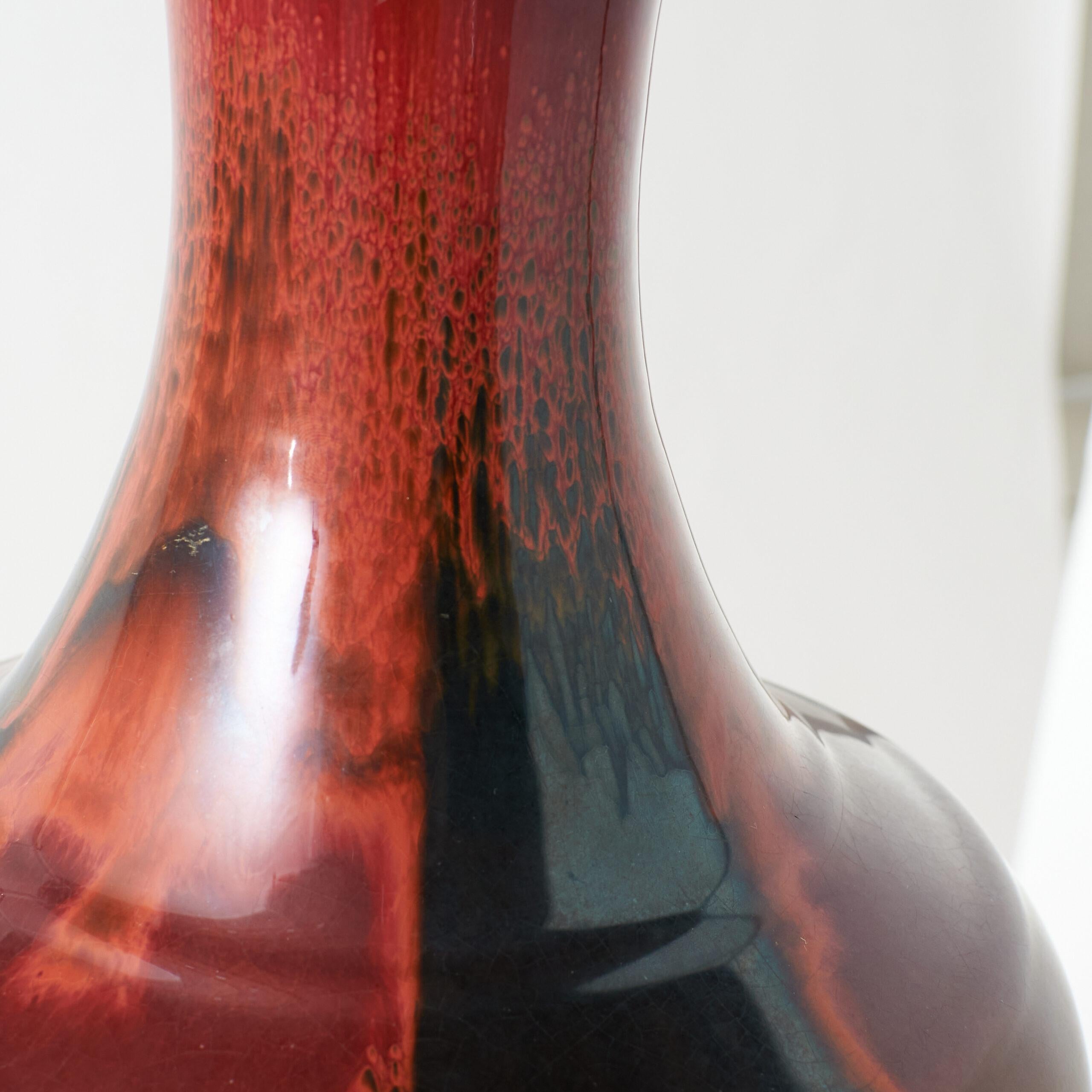 Rot-schwarze Porzellanvase in Birnenform

Ein dekoratives, birnenförmiges Gefäß, das ursprünglich während der Tang-Dynastie zur Aufbewahrung von Wasser geschaffen wurde. Fertiggestellt in einer tiefen, satten roten Glasur mit einem leicht