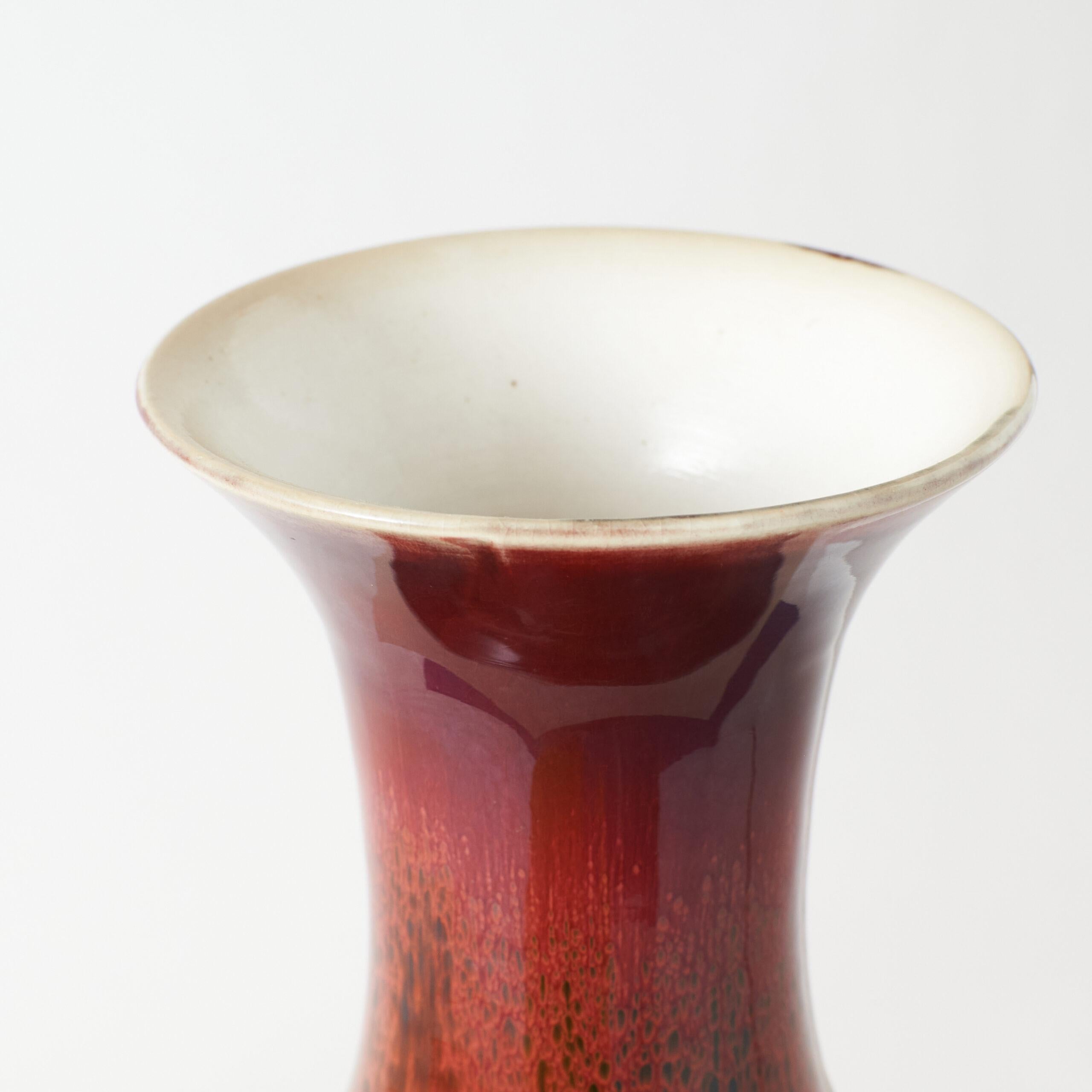 Dekorative rot-schwarze Porzellanvase (Chinesisch) im Angebot