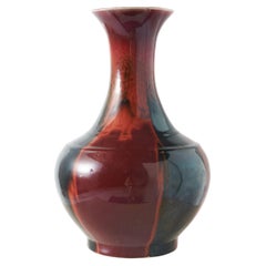 Dekorative rot-schwarze Porzellanvase