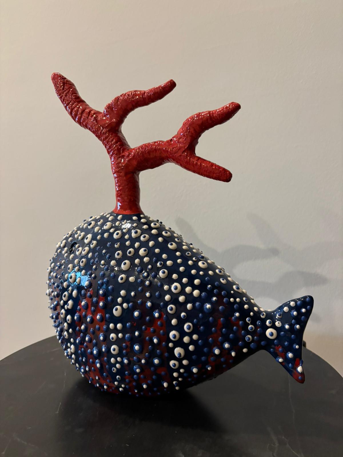 Pièce décorative en céramique représentant un poisson. Fabriqué à la main en Italie. Sur mesure. 2025 en vente 2