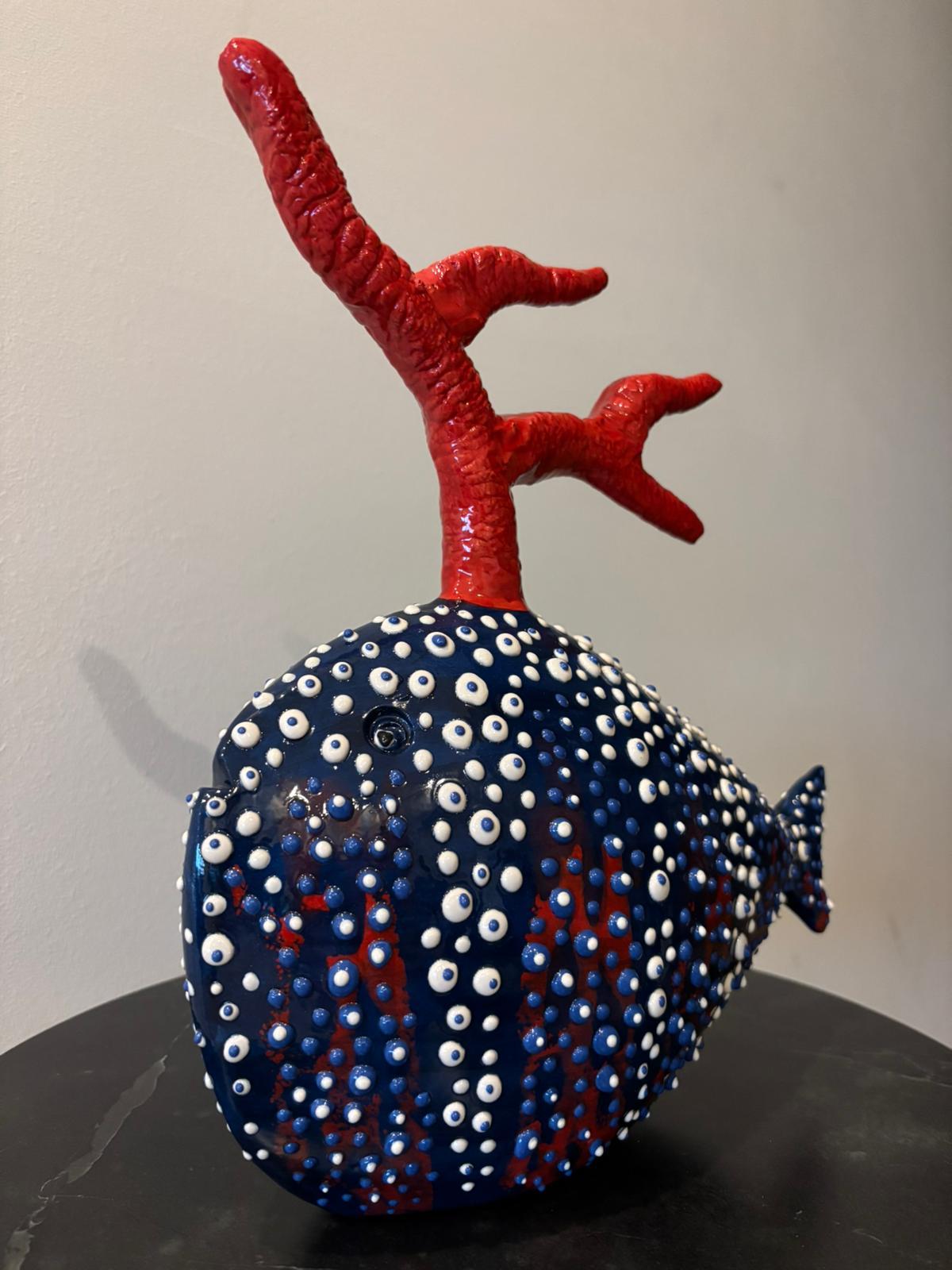 Pièce décorative en céramique représentant un poisson. Fabriqué à la main en Italie. Sur mesure. 2025 en vente 3