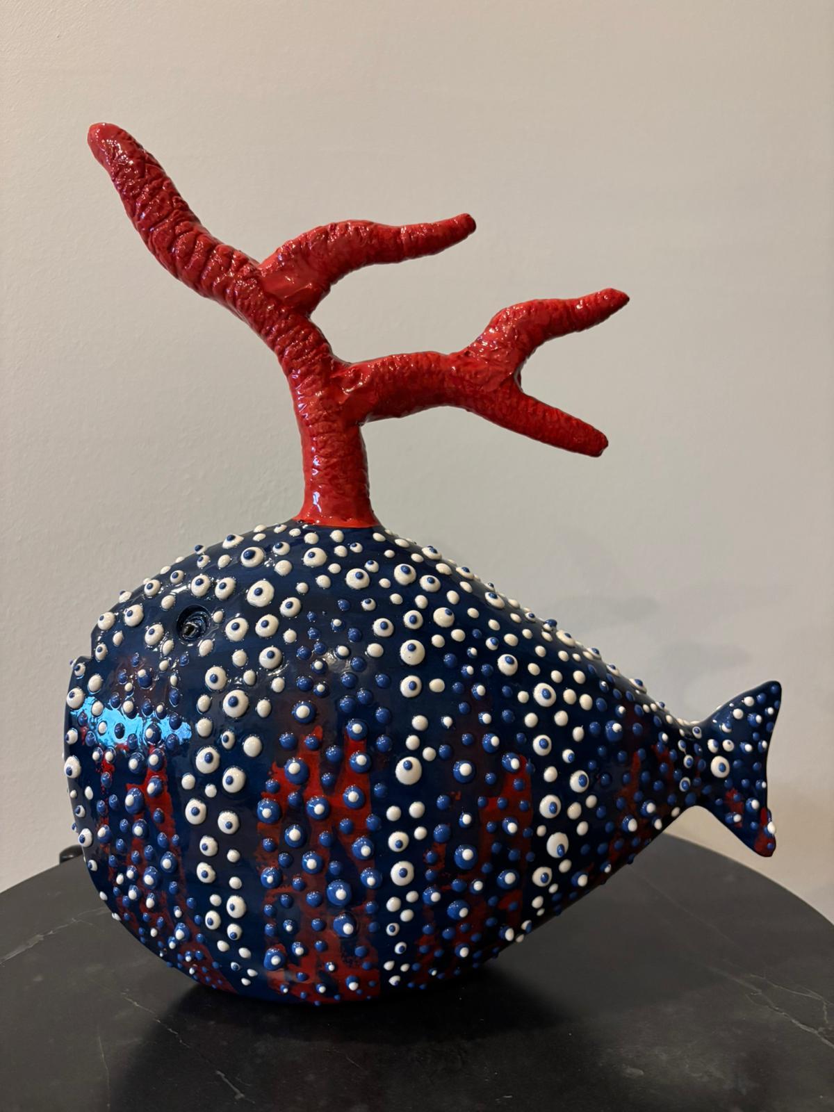 Pièce décorative en céramique représentant un poisson. Fabriqué à la main en Italie. Sur mesure. 2025 en vente 4