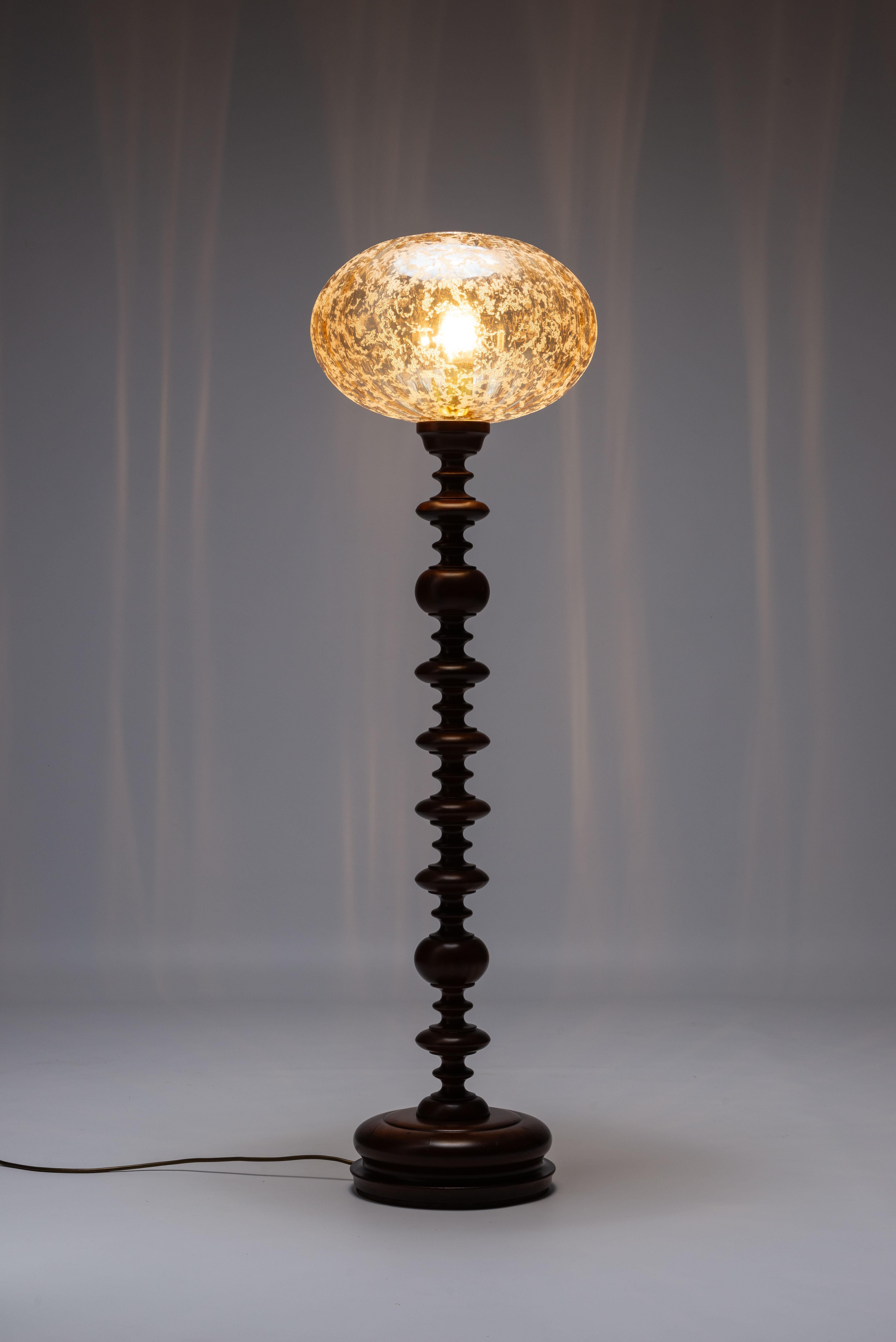 Elegante lampada da terra decorativa a coste con paralume in vetro smerigliato di designer sconosciuto, Danimarca 1960. Questa splendida lampada da terra combina un'eleganza senza tempo con una squisita maestria. La base della lampada è realizzata