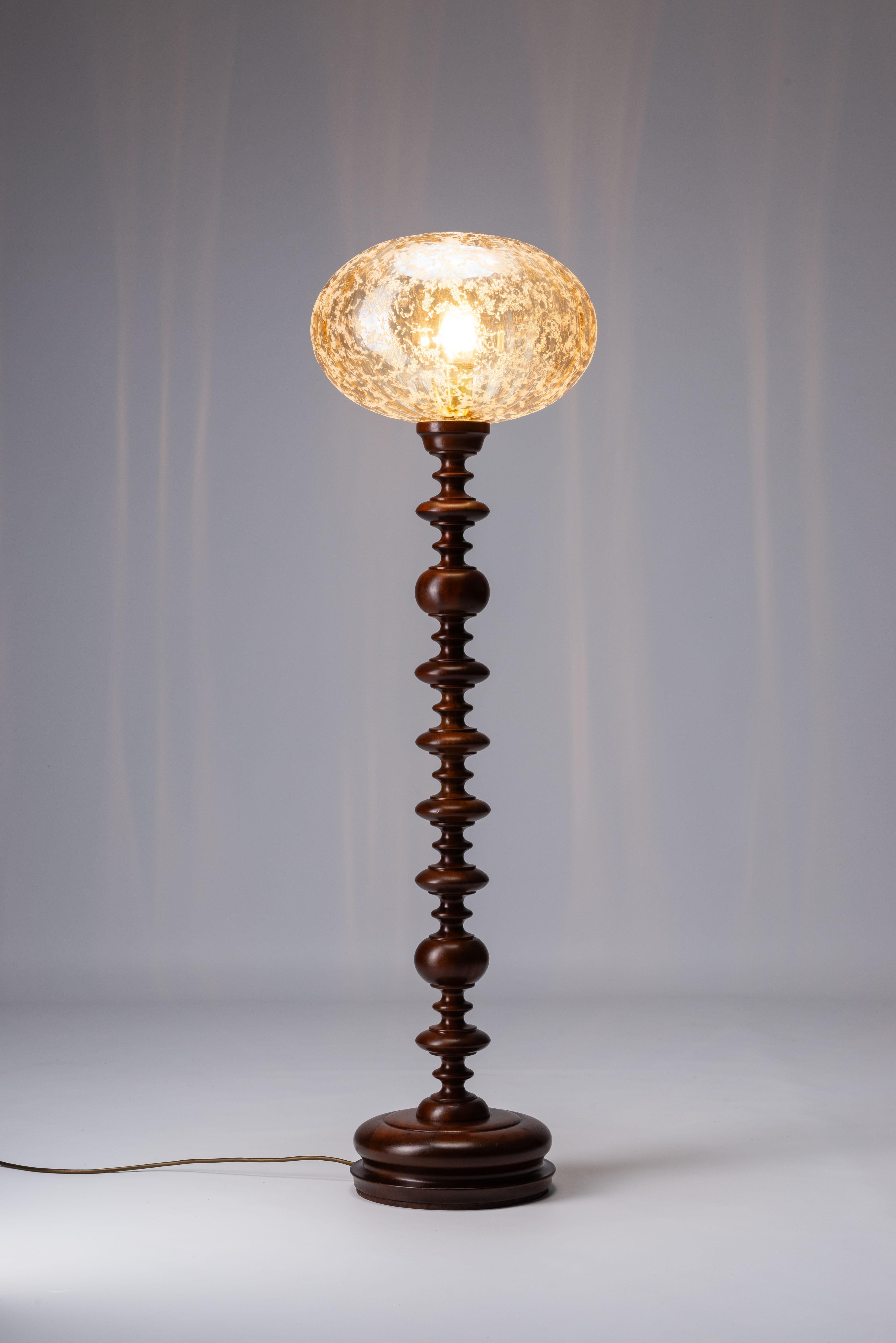 Mid-Century moderno Lampada da terra decorativa a coste in vetro satinato Metà secolo Danimarca 1960 in vendita