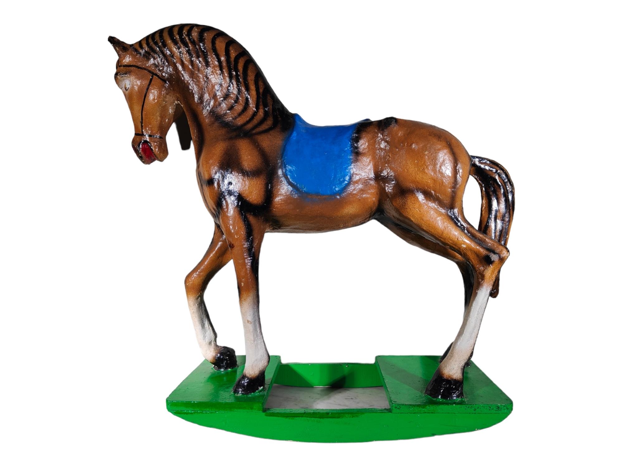 Caballito balancín decorativo de cartón piedra, años 50 en venta 2