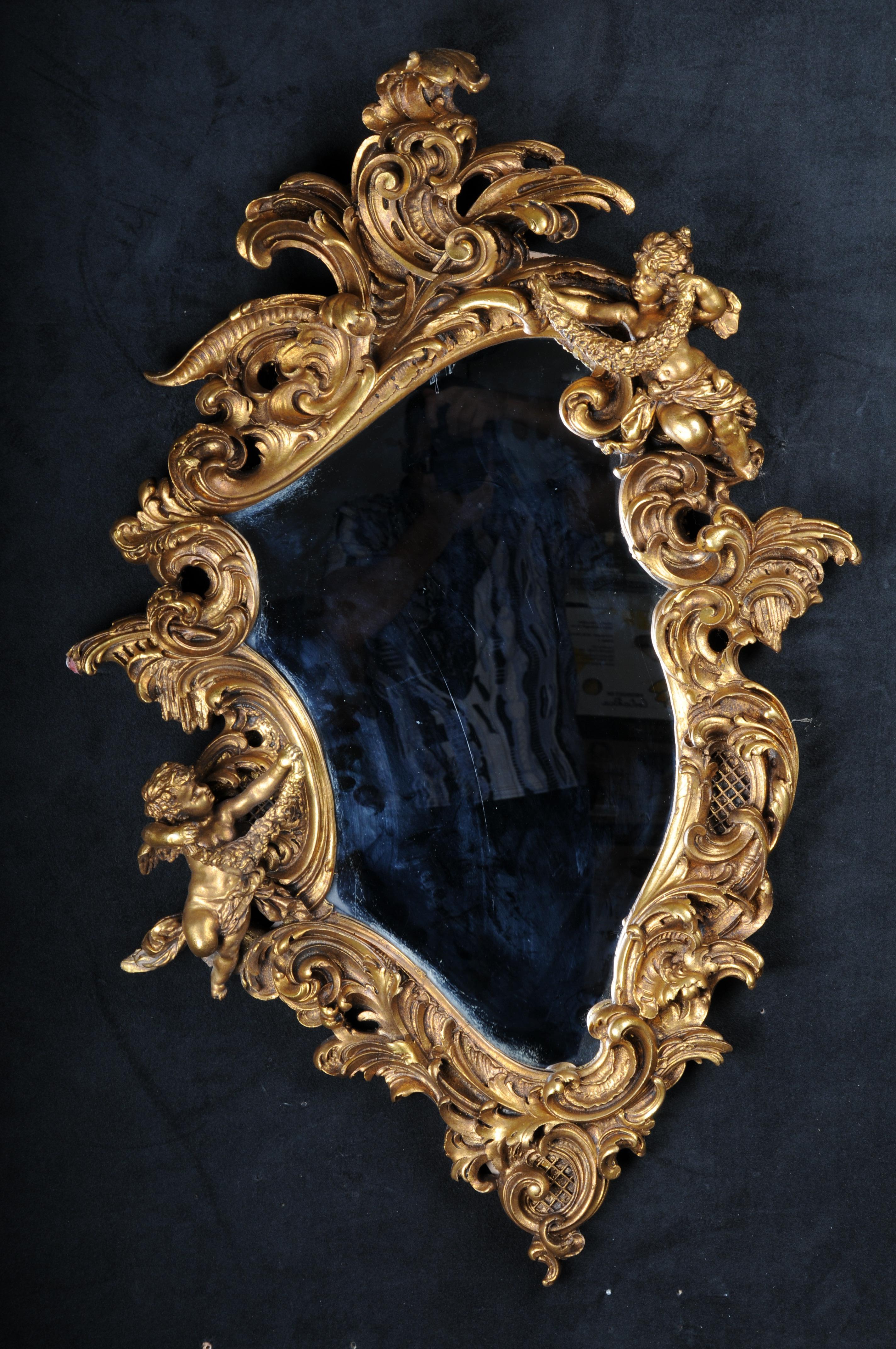 Miroir mural décoratif rococo / baroque avec putti, doré

Hêtre massif, finement sculpté, doré. Cadre de miroir en forme de Rocaille. Couronne ajourée de Rocaille. Cadre de miroir en forme de rocaille extrêmement frisée. Couronne de Rocaille.