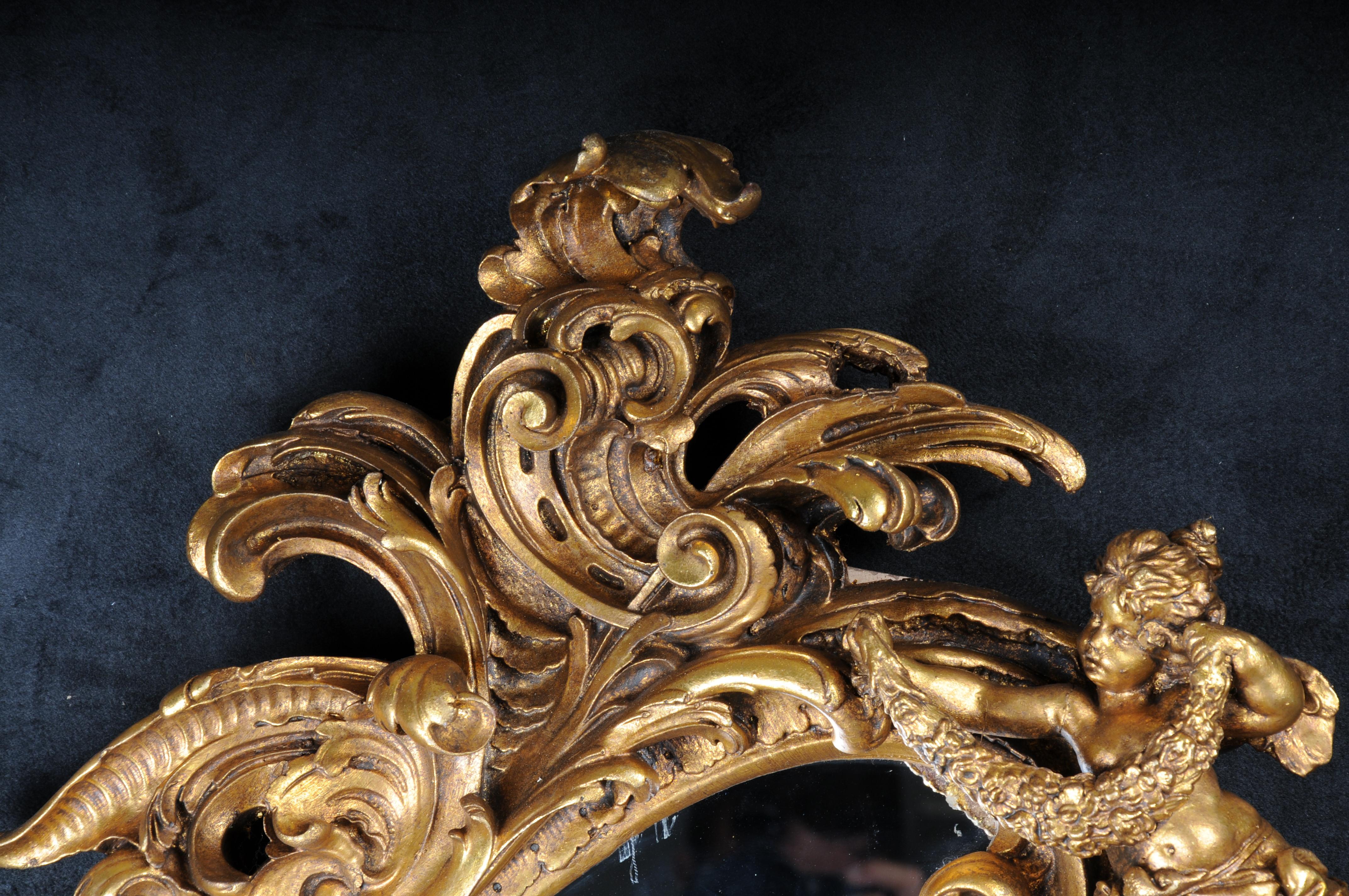 Sculpté à la main Miroir mural décoratif rocococo/baroque avec putto, doré en vente