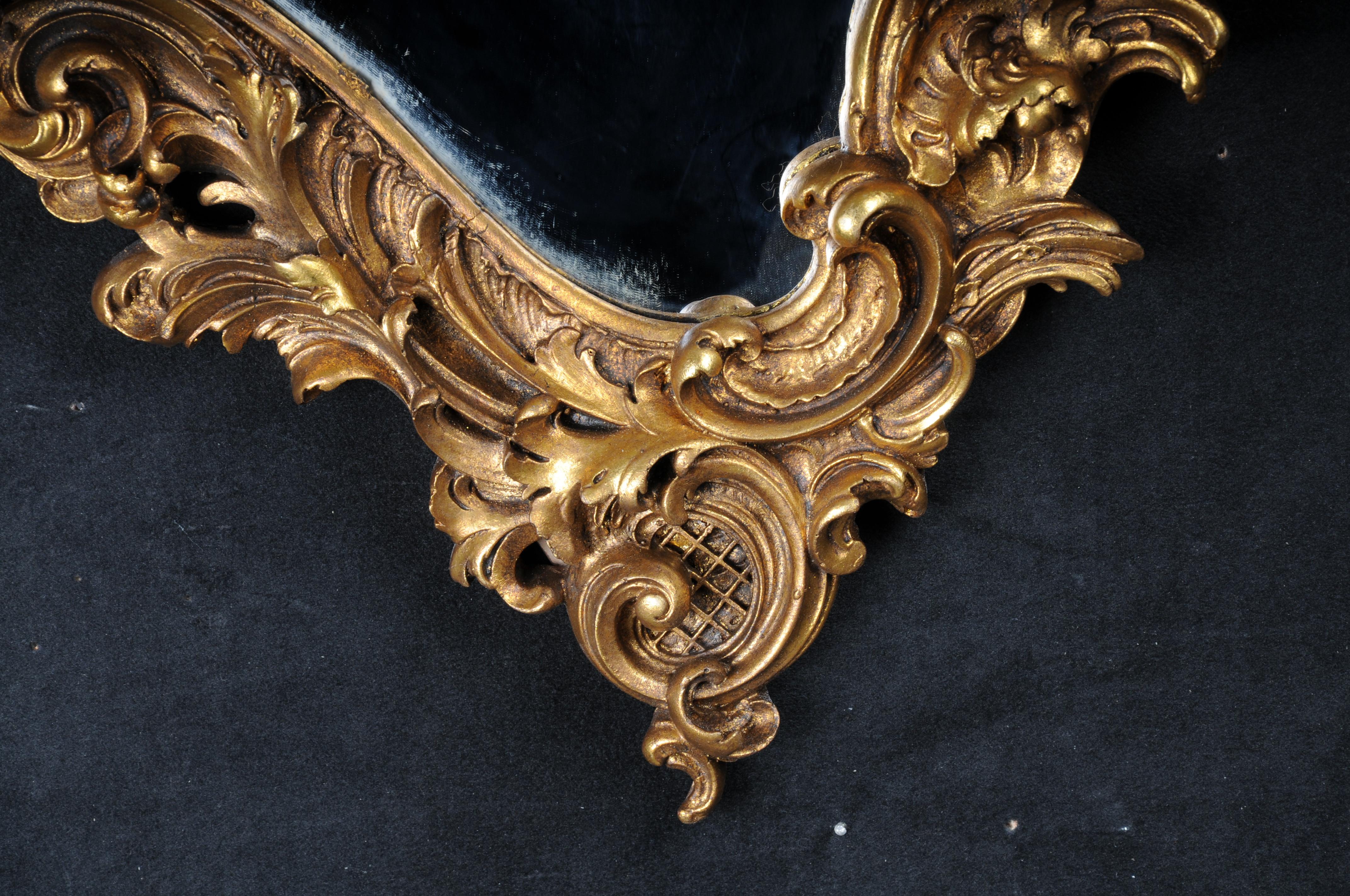 Miroir mural décoratif rocococo/baroque avec putto, doré Bon état - En vente à Berlin, DE