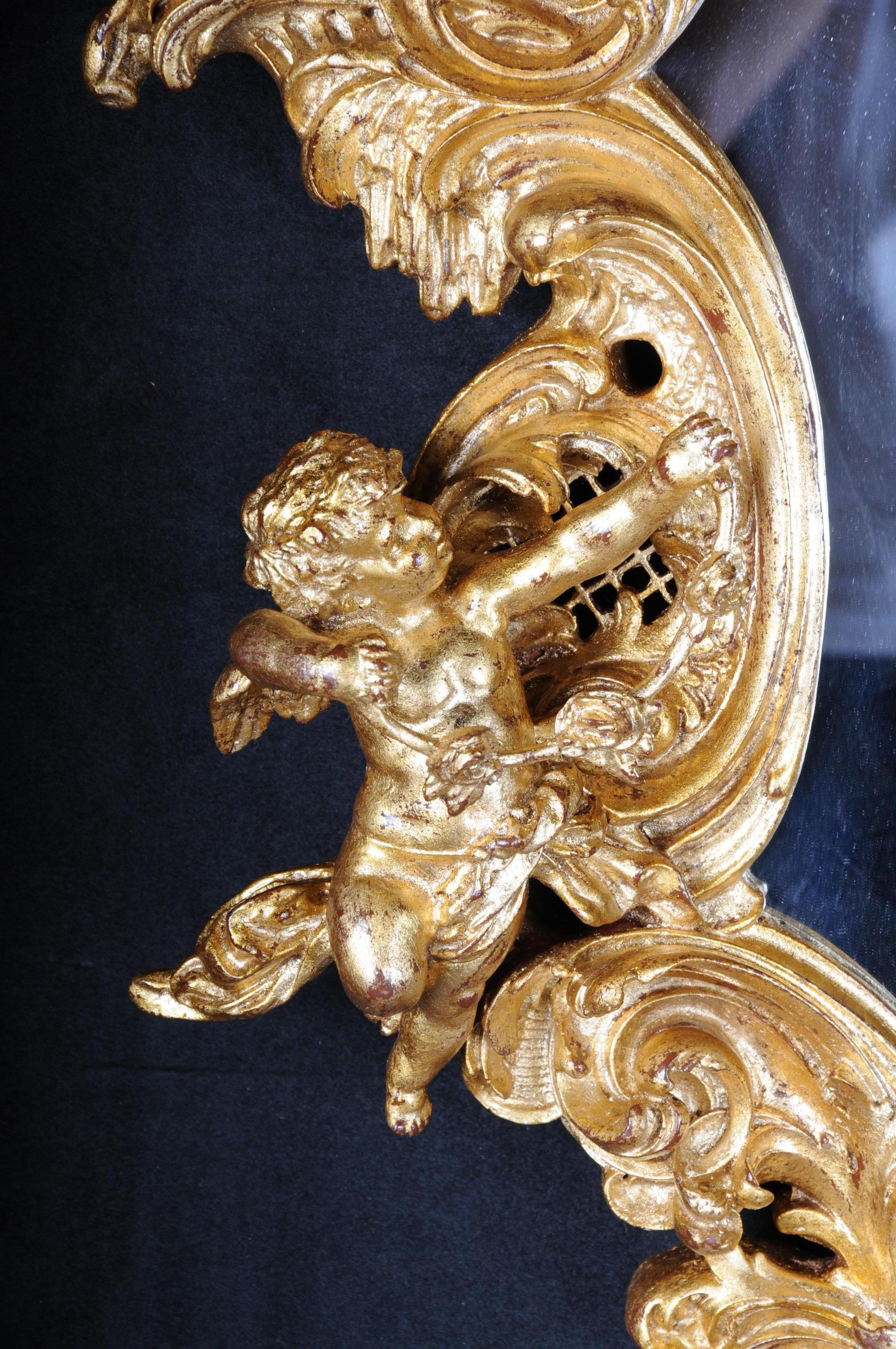 Sculpté à la main Miroir mural décoratif rococo/baroque avec putti, doré en vente