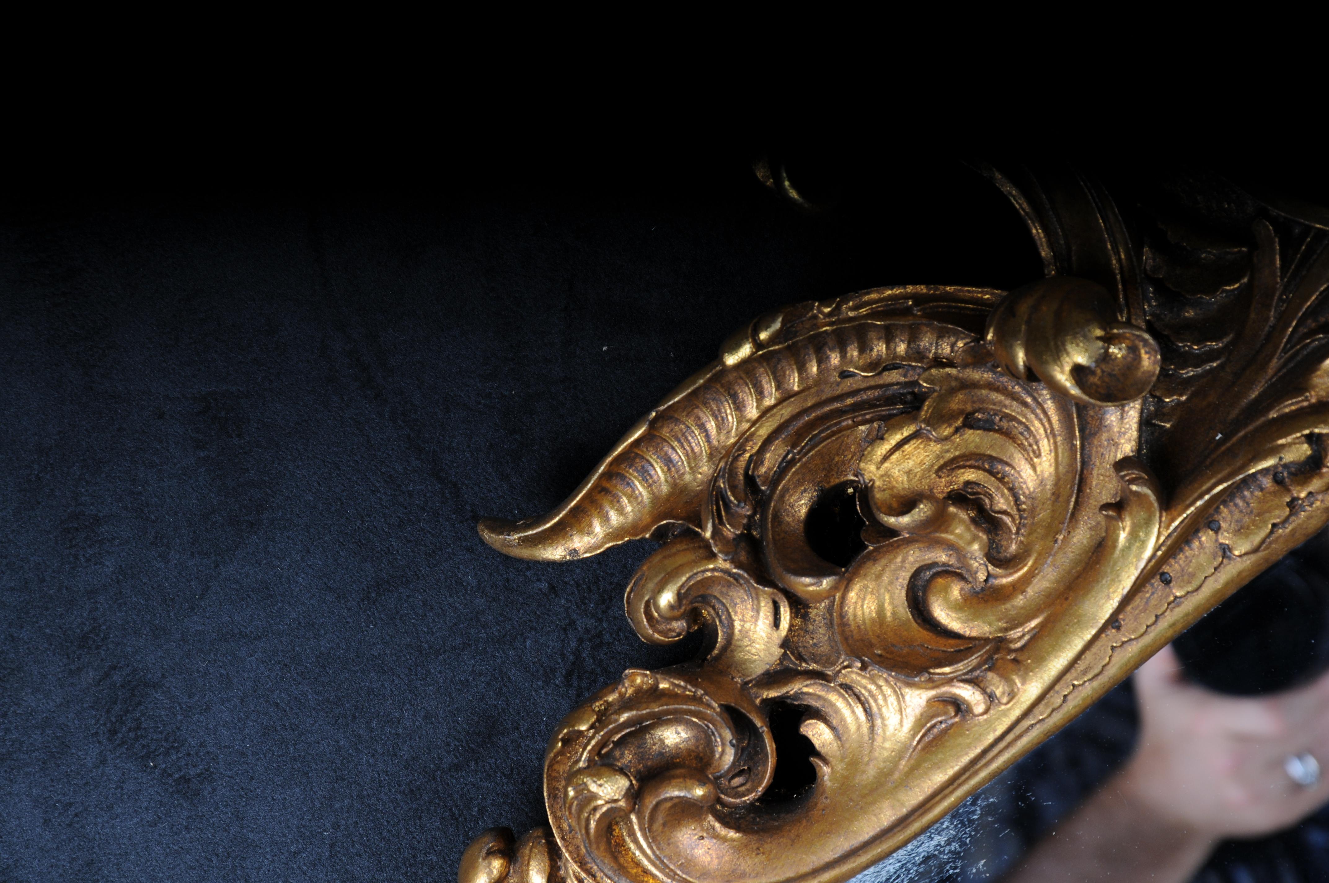 Miroir mural décoratif rocococo/baroque avec putto, doré en vente 2