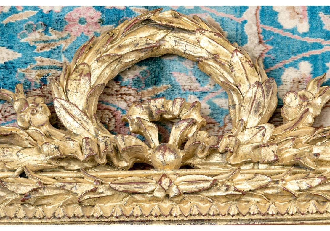 Rococo Miroir décoratif de style rococo dans un cadre orné de dorures en vente
