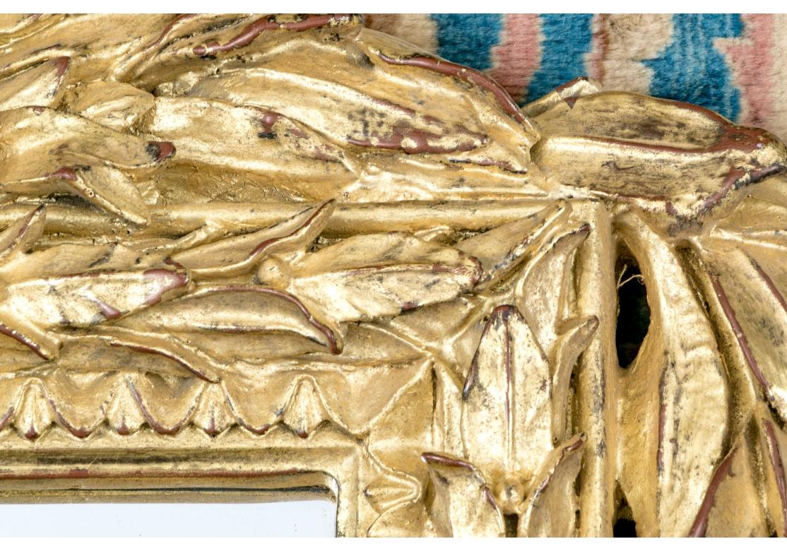 20ième siècle Miroir décoratif de style rococo dans un cadre orné de dorures en vente