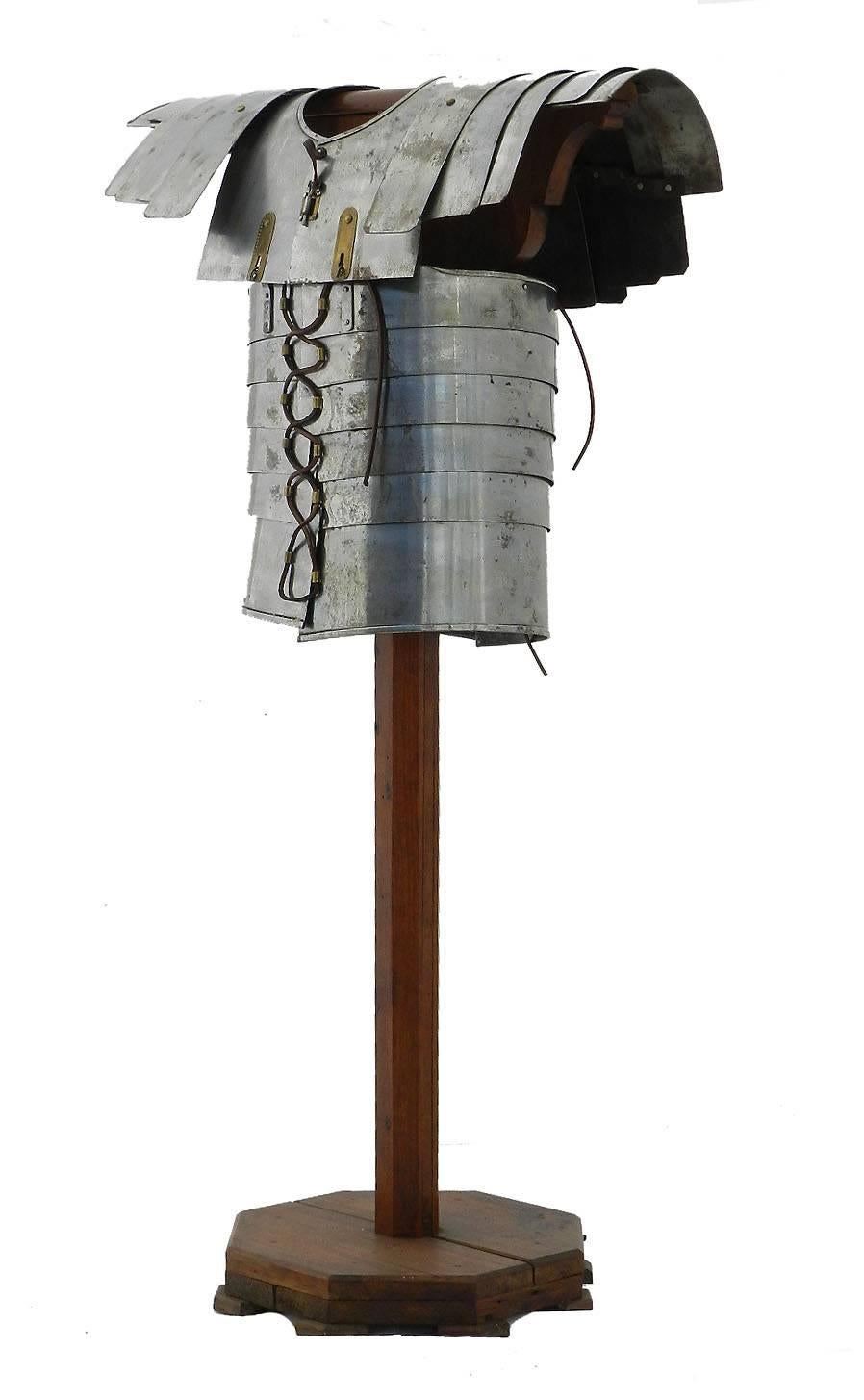 Decorative Roman armour Amor on stand 20th century.
In good conditiion with signs of age full of character 
Superb for decoration library, hall, good conversation piece
