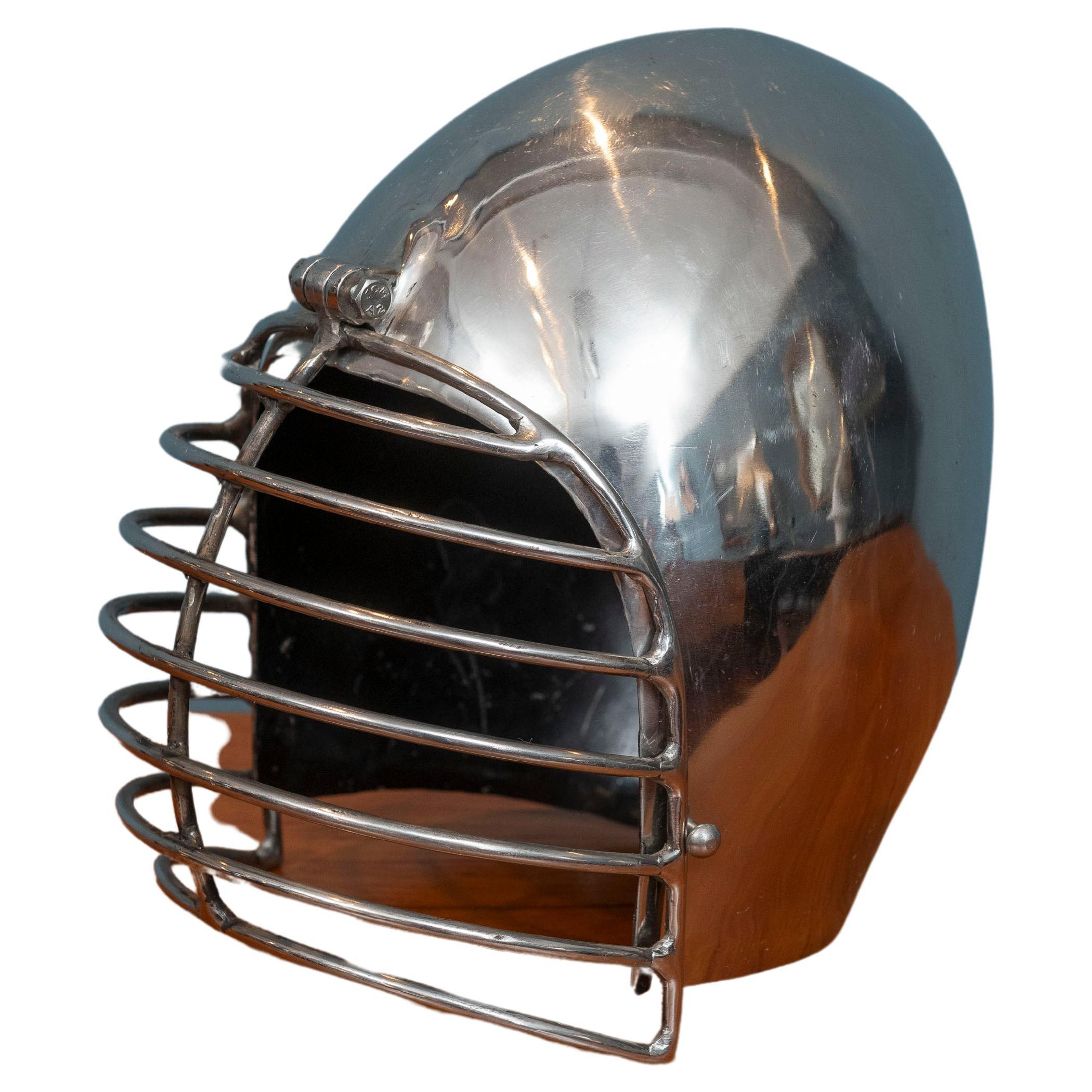 Dekoratives Helm im römischen Stil im Angebot